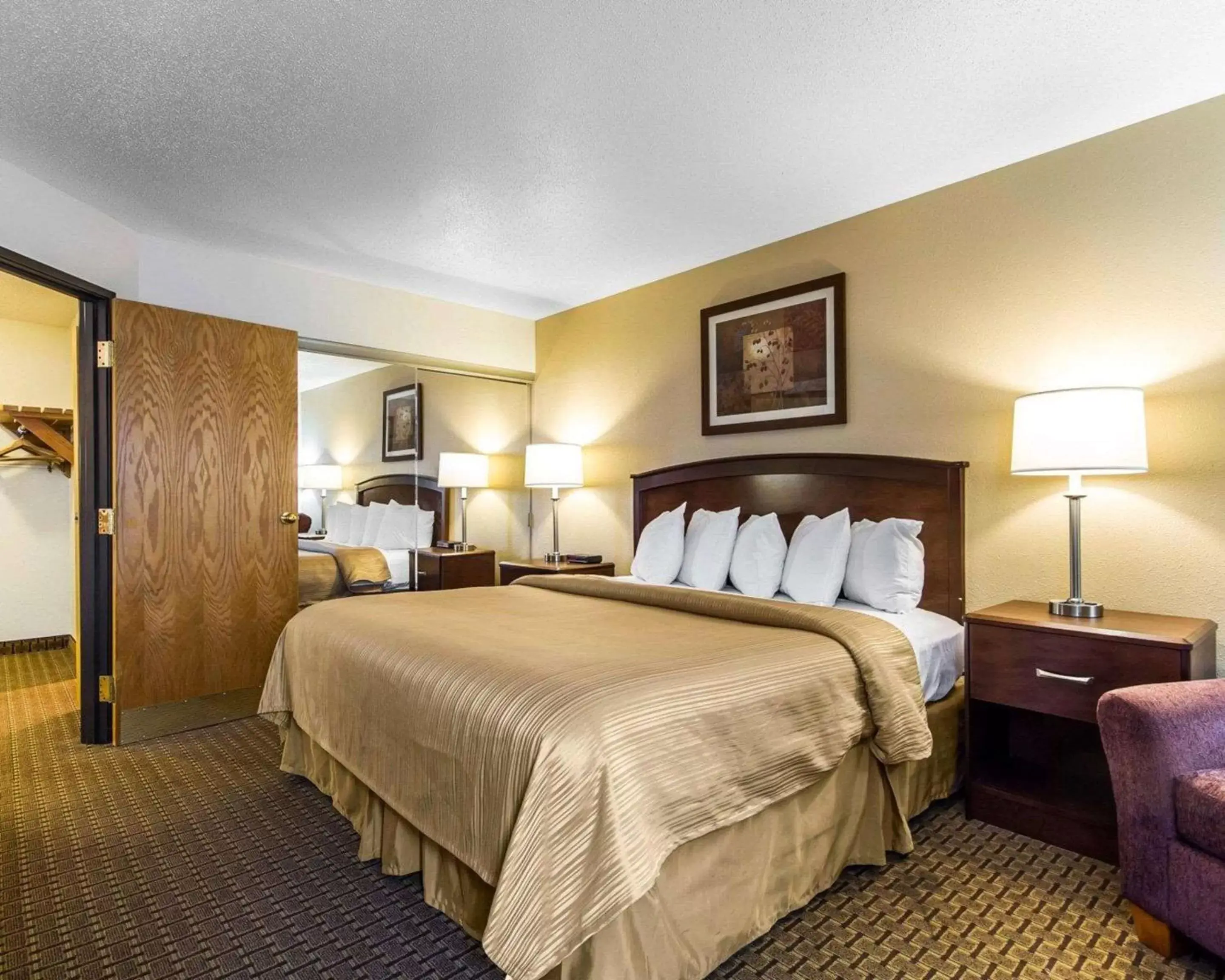 Photo of the whole room, Bed in Quality Inn La Crosse