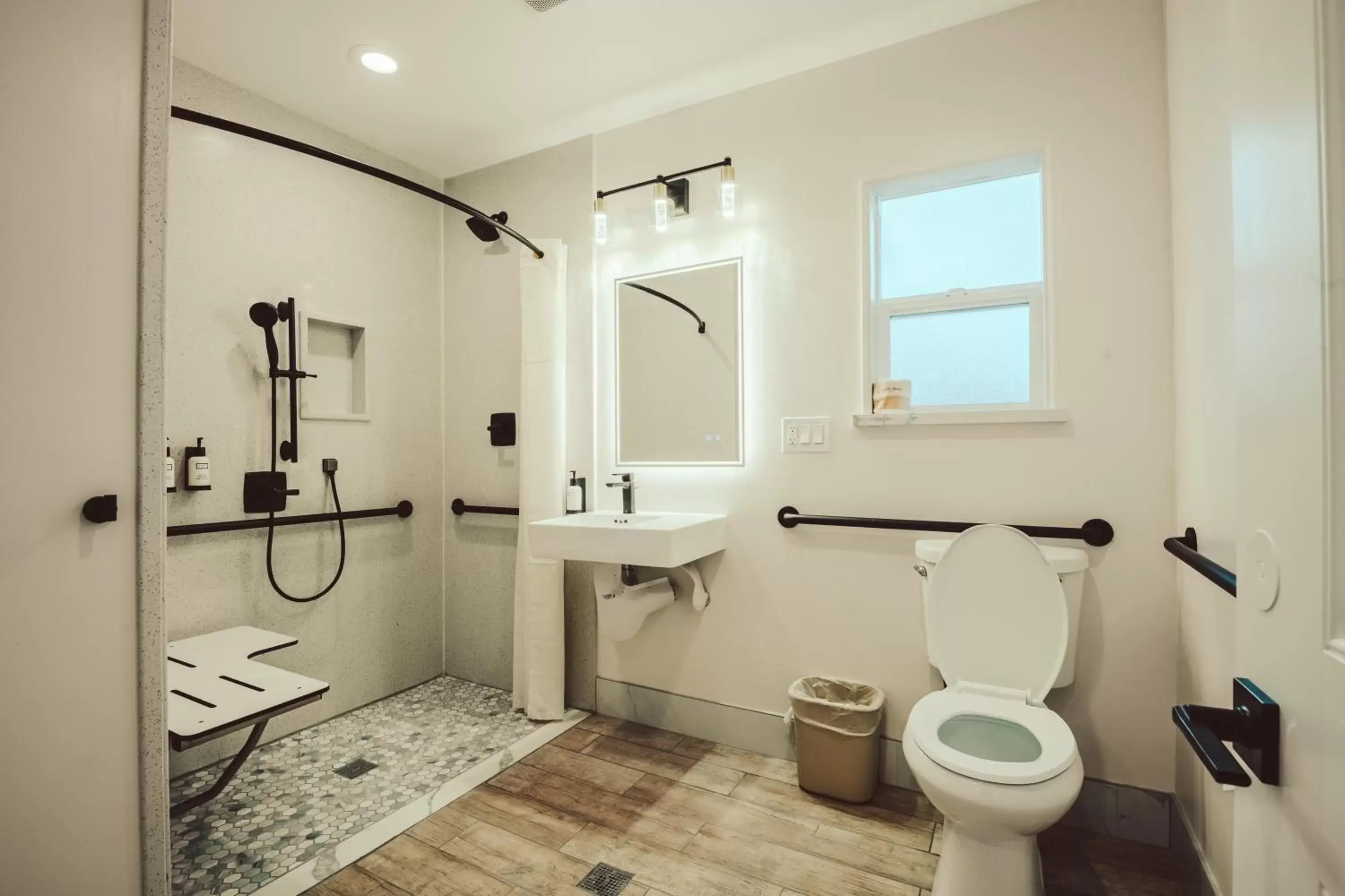 Shower in Blufftop Inn & Suites - Wharf/Restaurant District Shower in Blufftop Inn & Suites - Wharf/Restaurant District