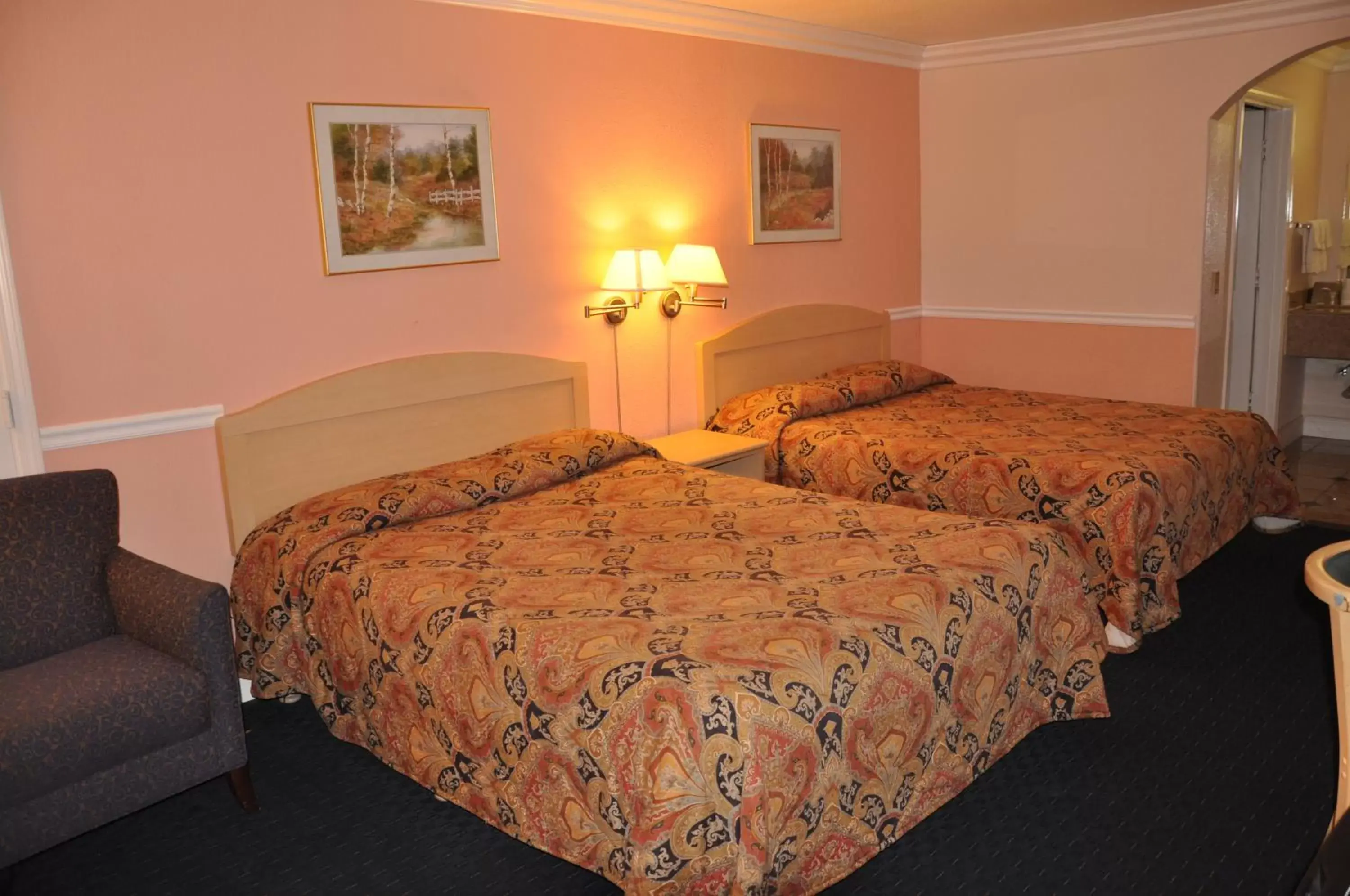Photo of the whole room, Bed in Super 8 by Wyndham Hayward Downtown
