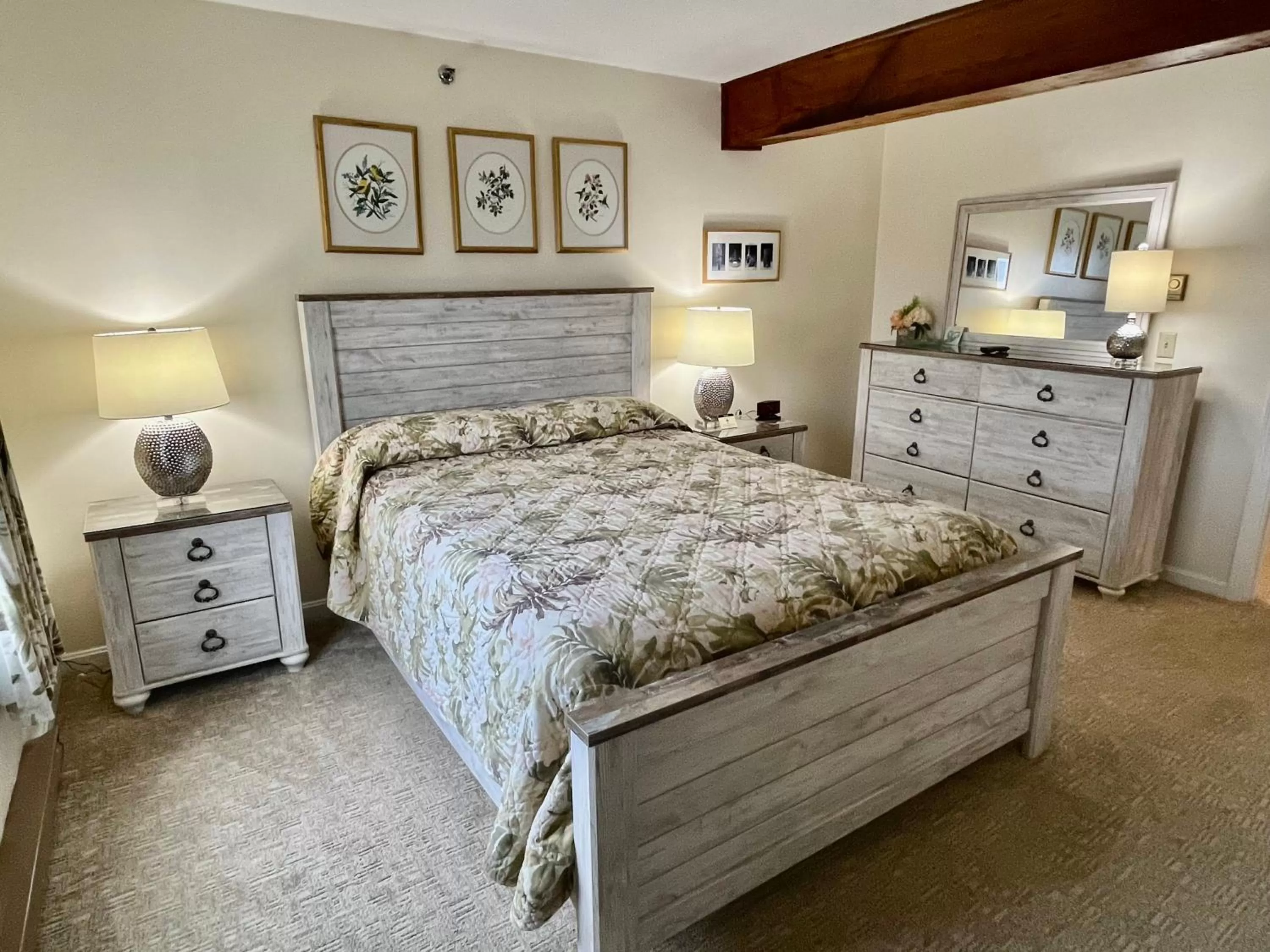 Bed in Elmwood Resort Hotel