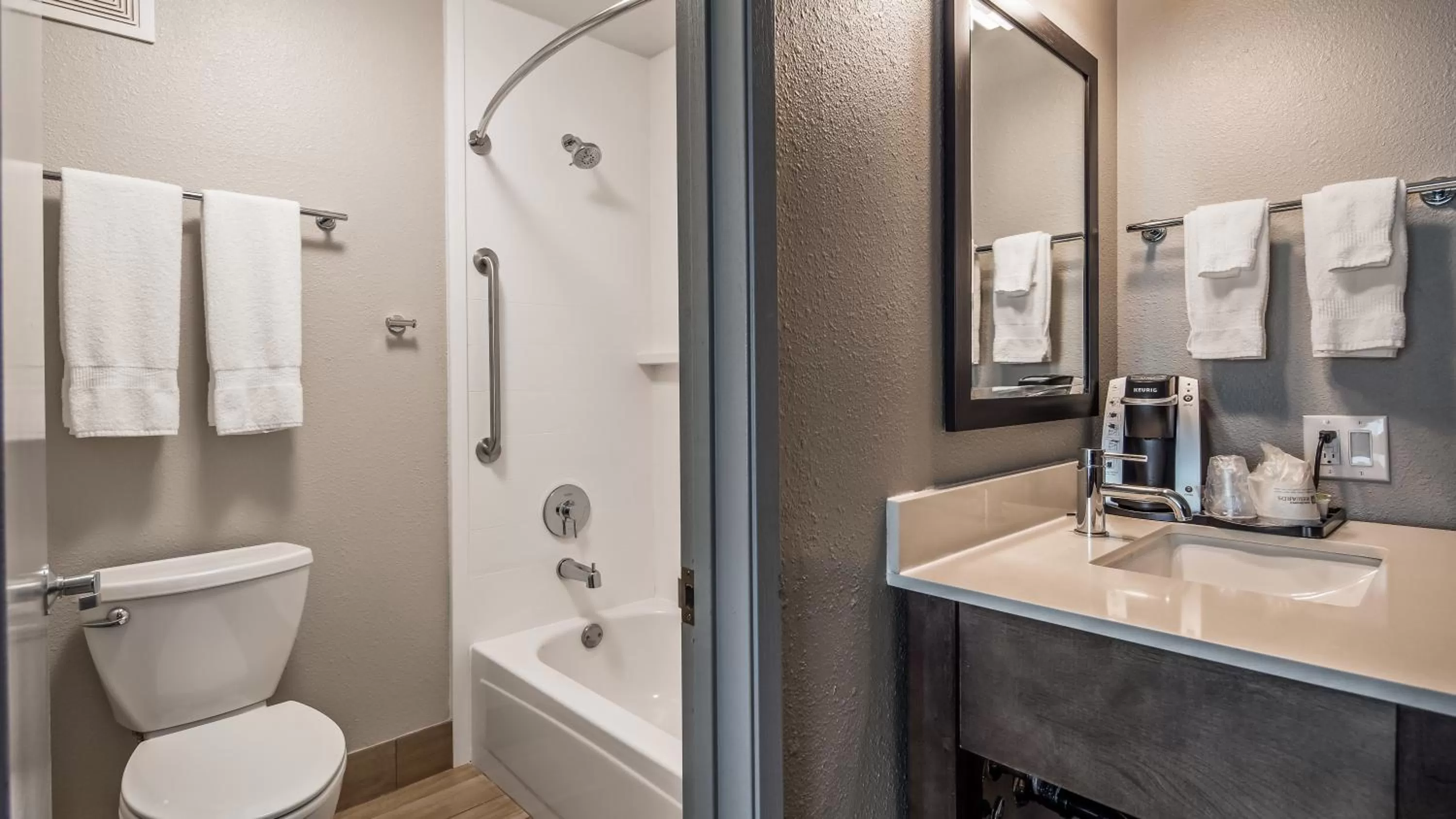 Bathroom in Best Western McMinnville Inn