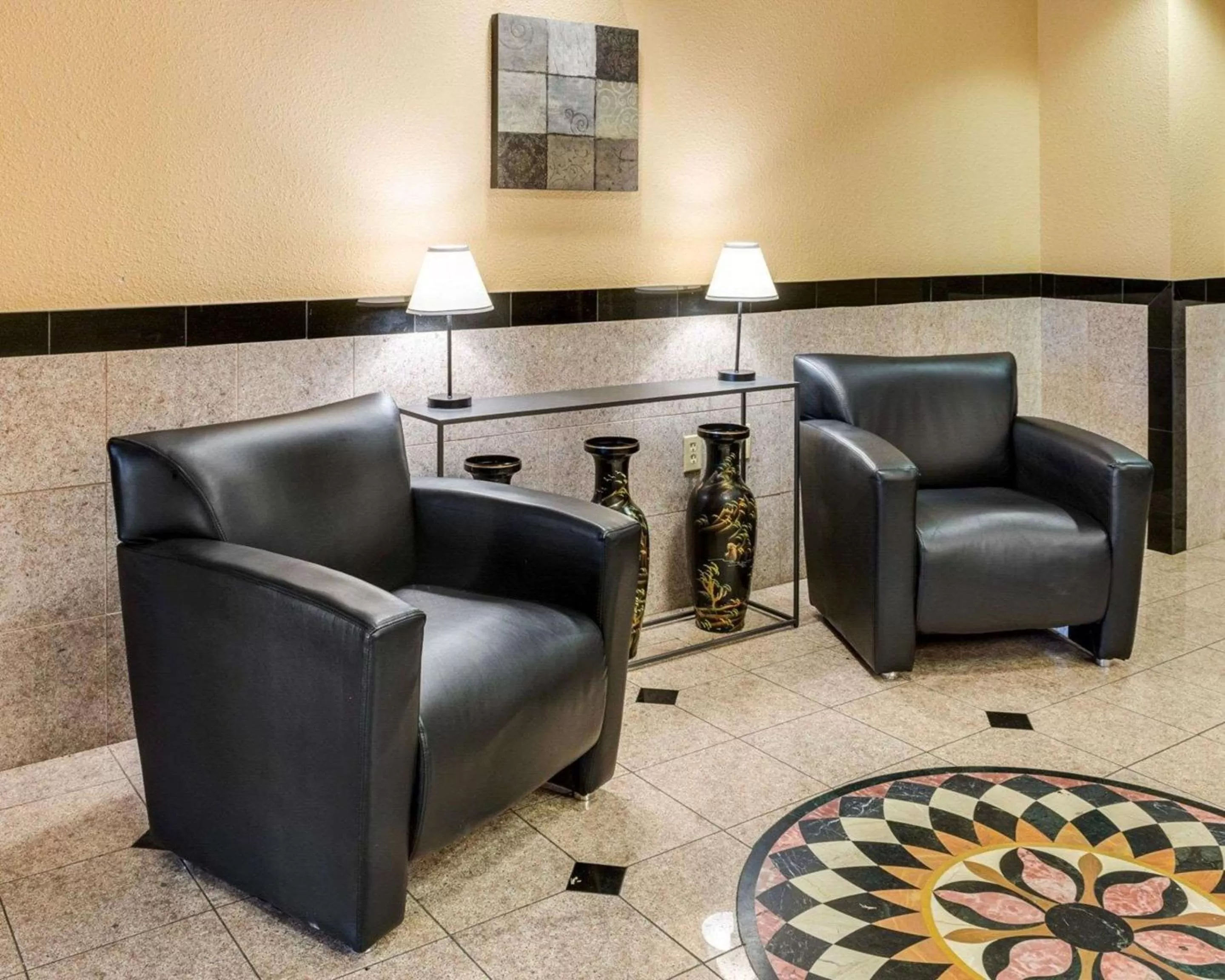 Lobby or reception in Suburban Studios Avondale