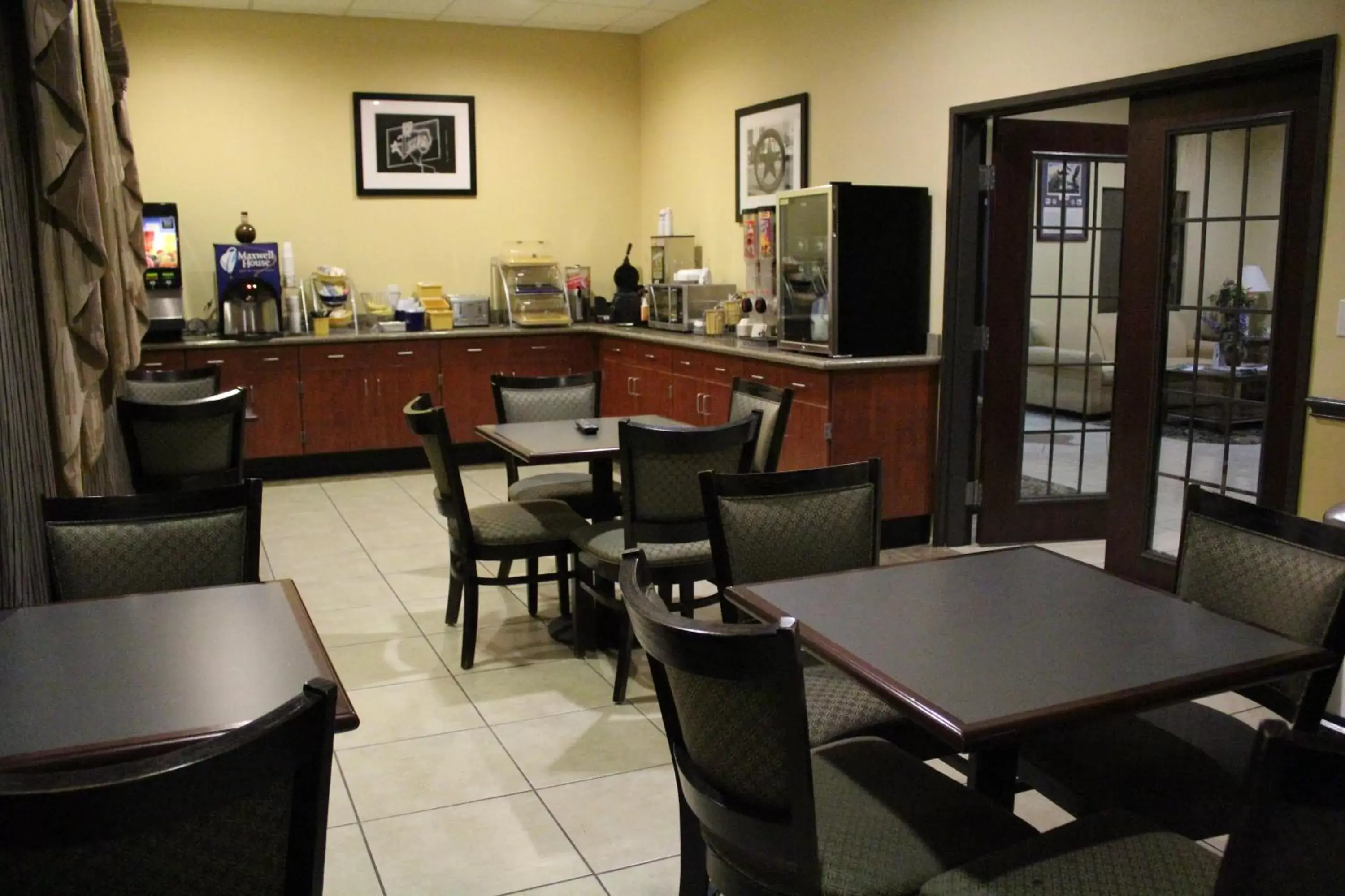 Communal kitchen, Restaurant/Places to Eat in Days Inn by Wyndham Salado