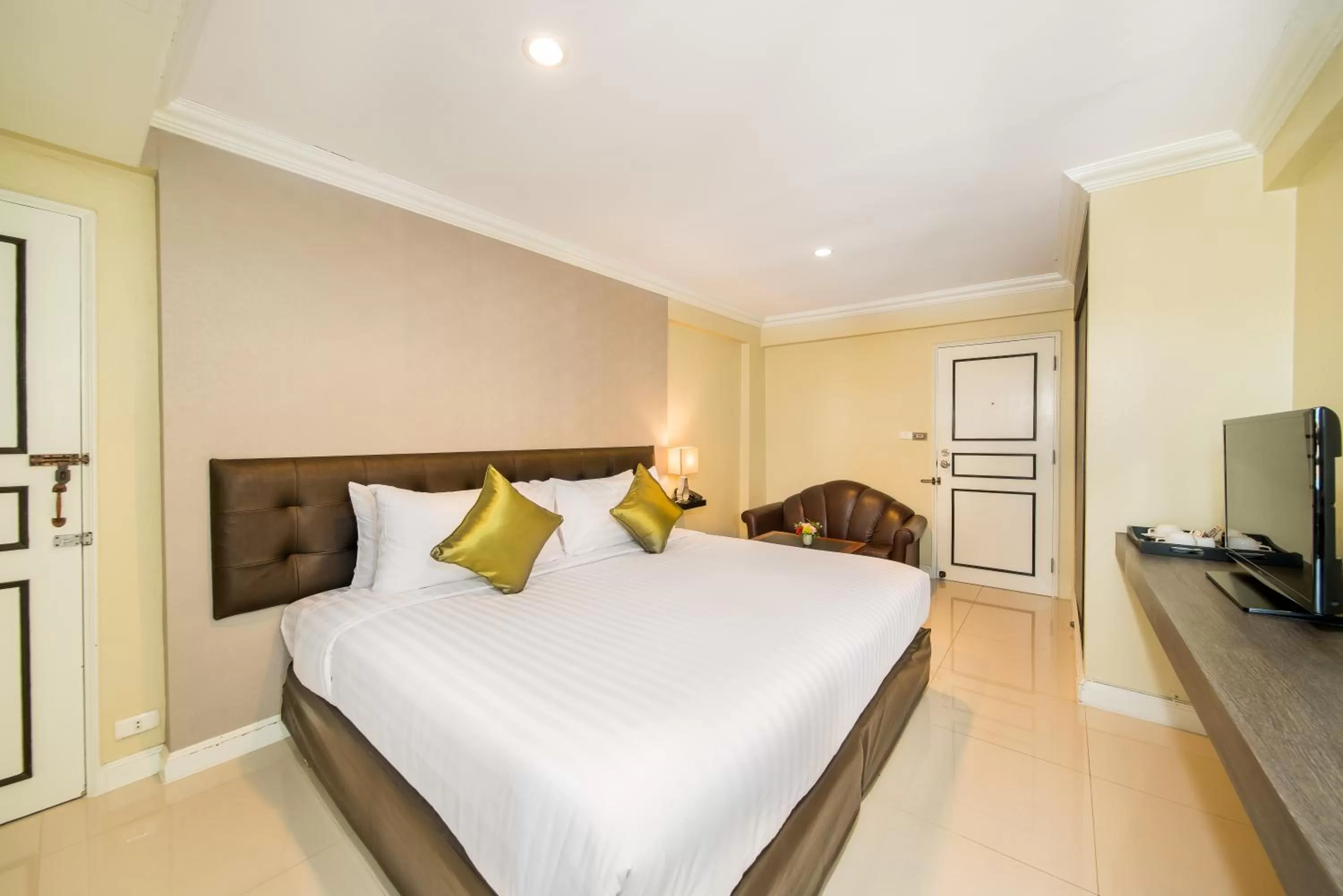 Bedroom, Bed in Niran Grand Hotel