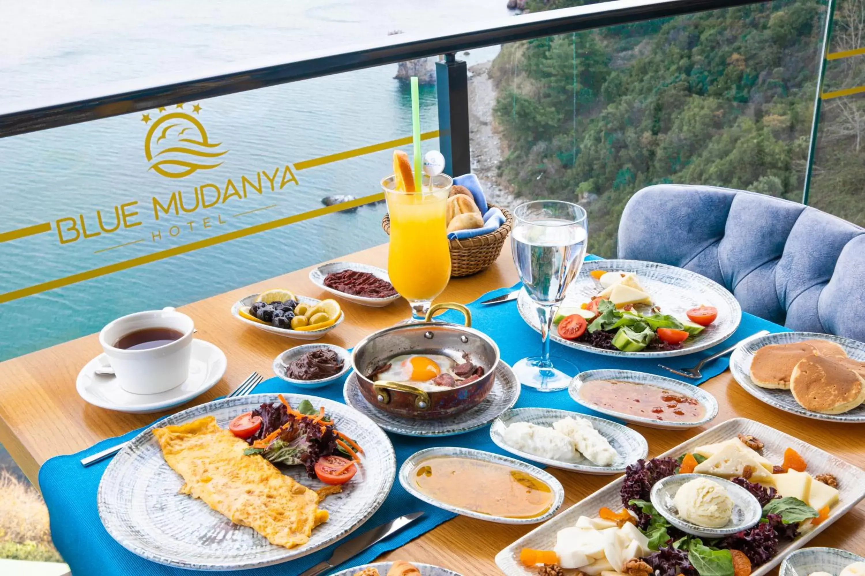 Restaurant/places to eat in BLUE MUDANYA HOTEL
