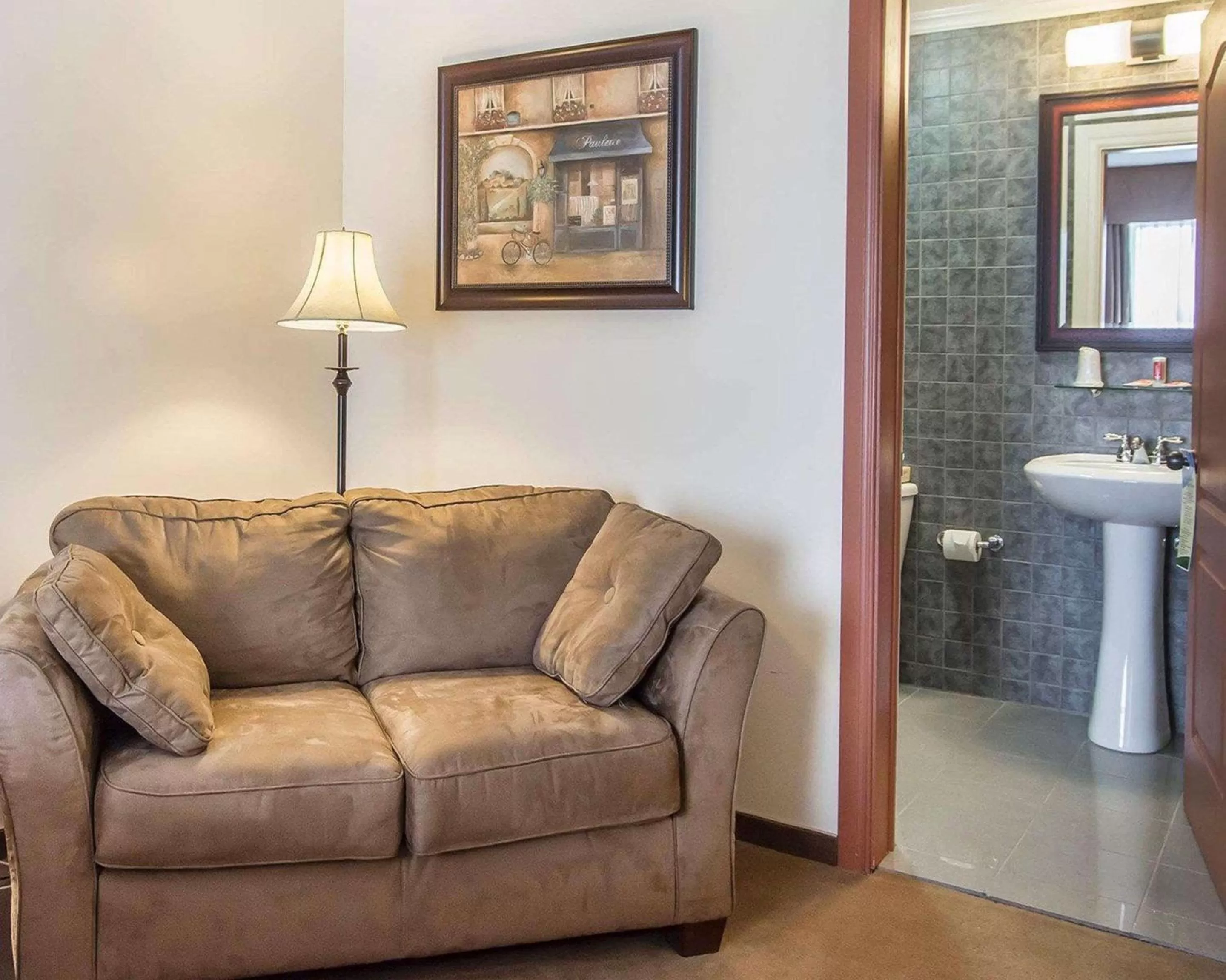 Photo of the whole room, Seating Area in Econo Lodge Forestville