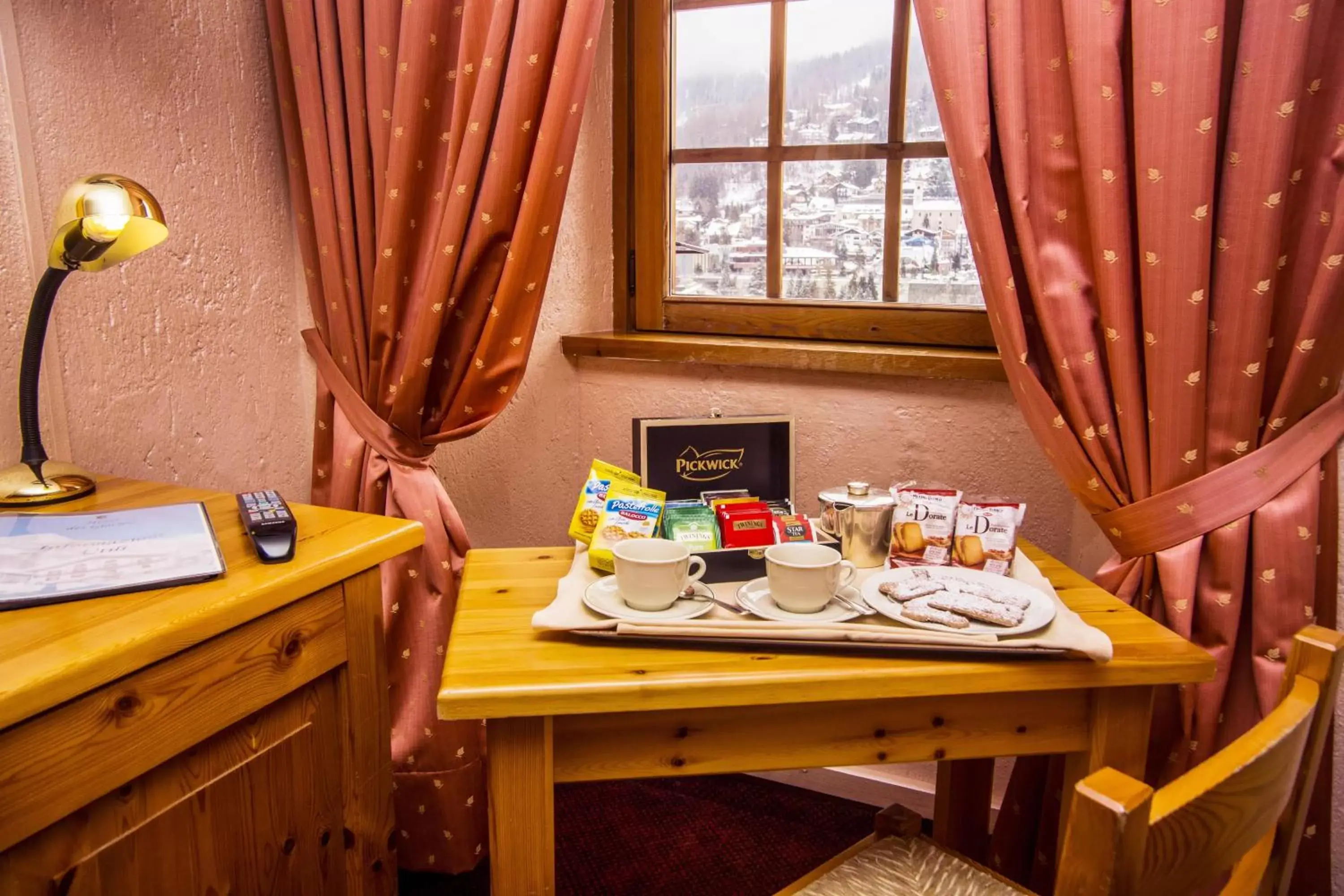 Coffee/tea facilities, Restaurant/Places to Eat in Hotel Des Glaciers