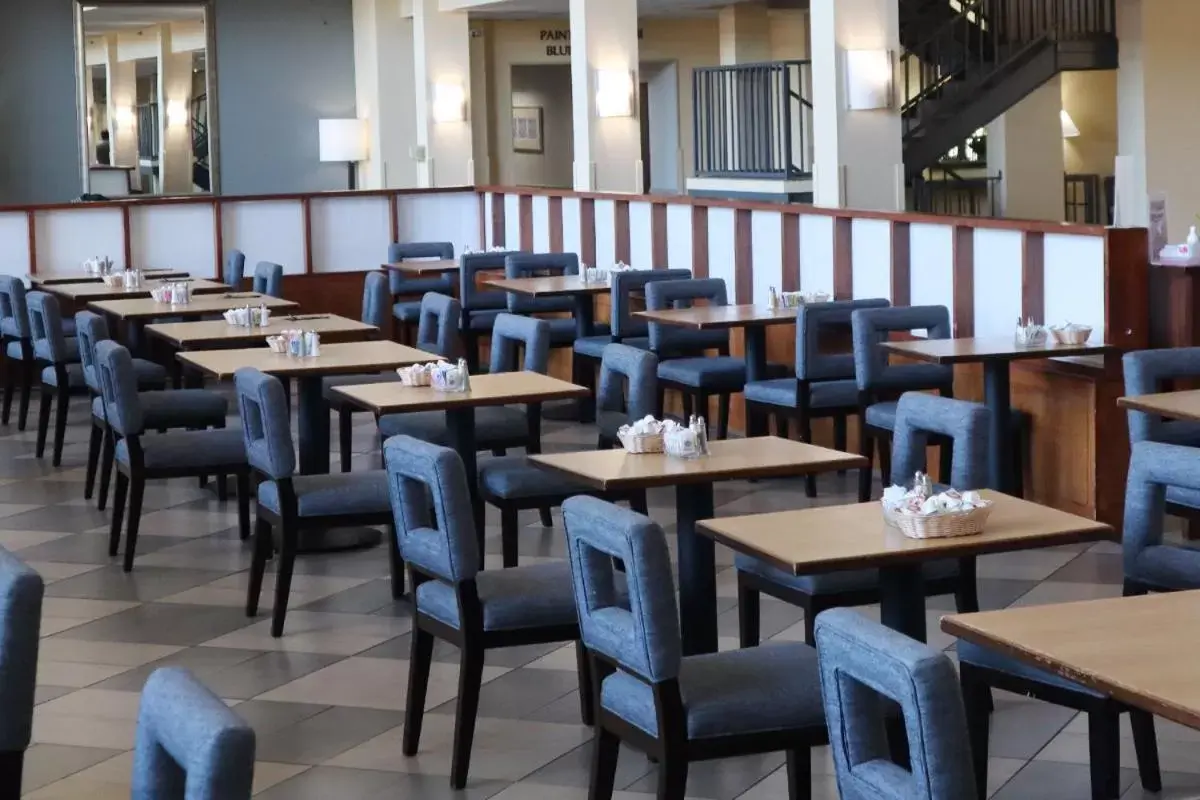 Restaurant/Places to Eat in Atrium Hotel and Suites DFW Airport