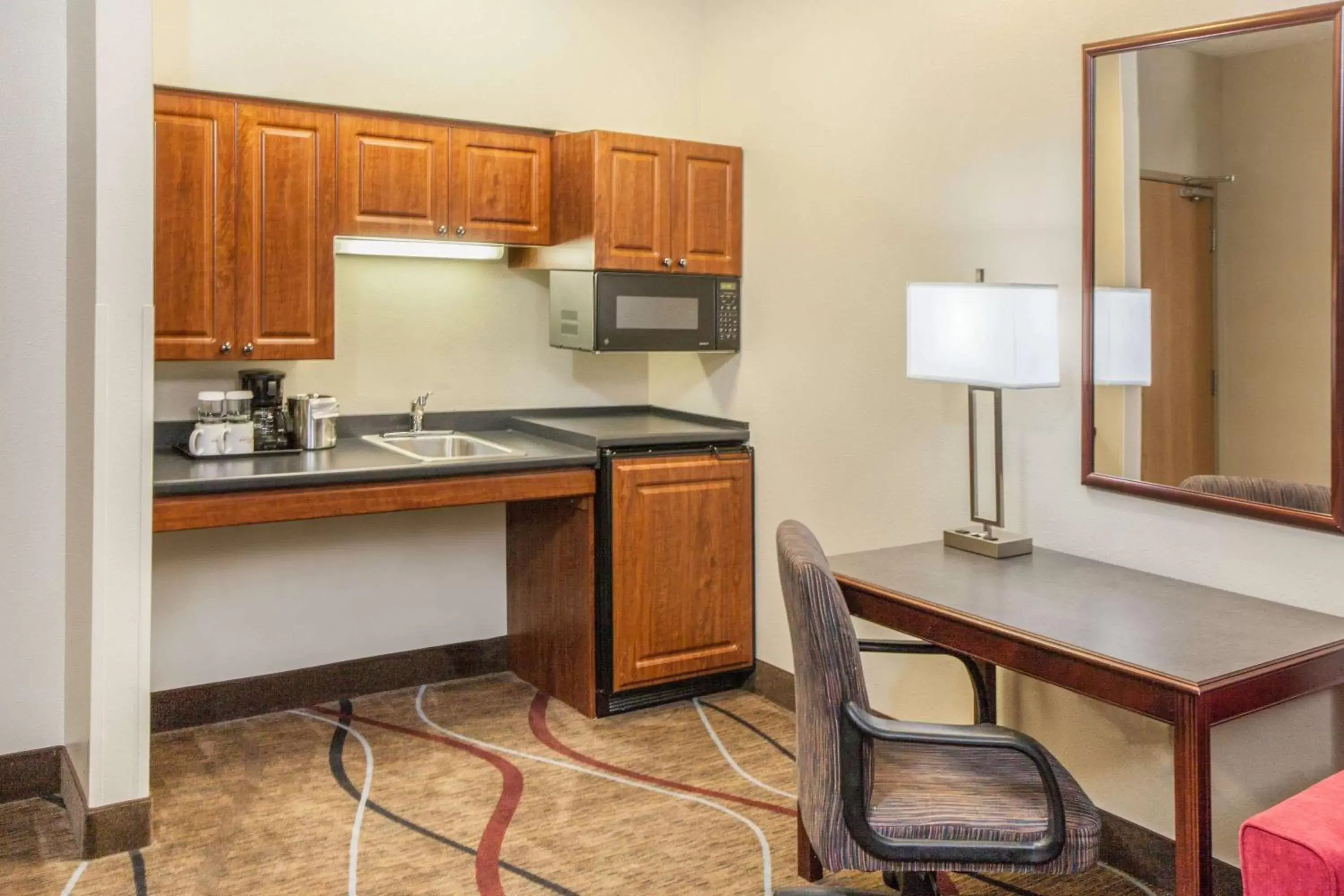 Photo of the whole room, Kitchen/Kitchenette in Hawthorn Suites Bloomington