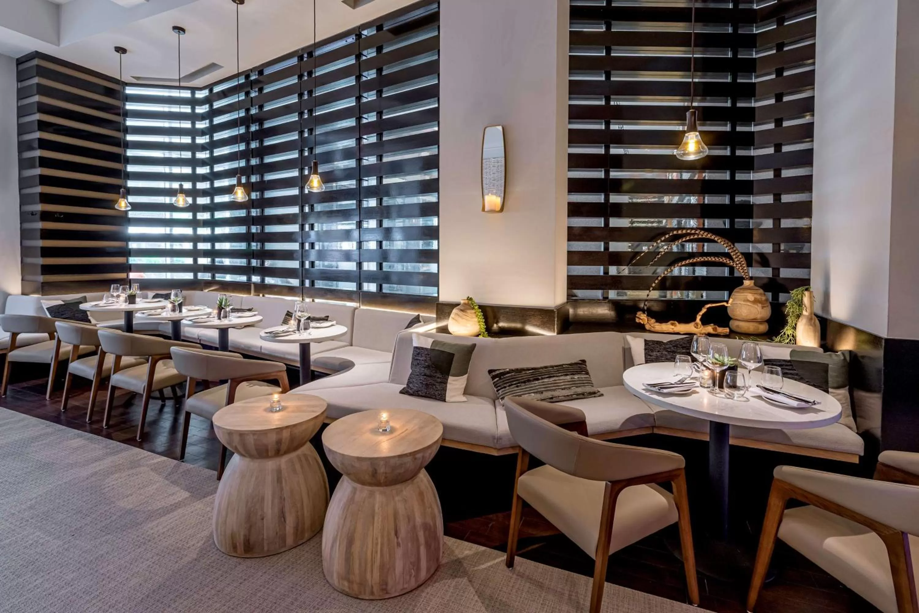 Lounge or bar in Hilton New York Fashion District