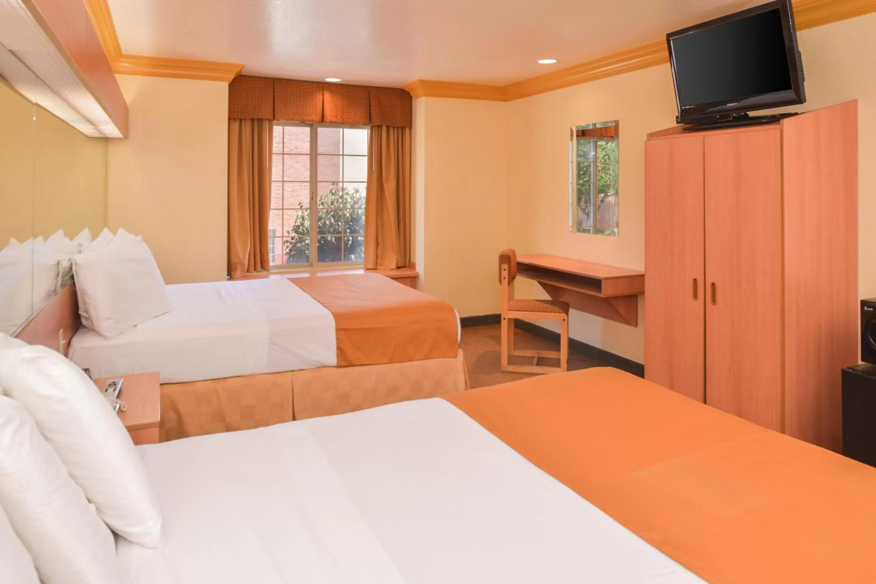 Bedroom, Bed in H3 Inn & Suites - LAX Airport - Los Angeles