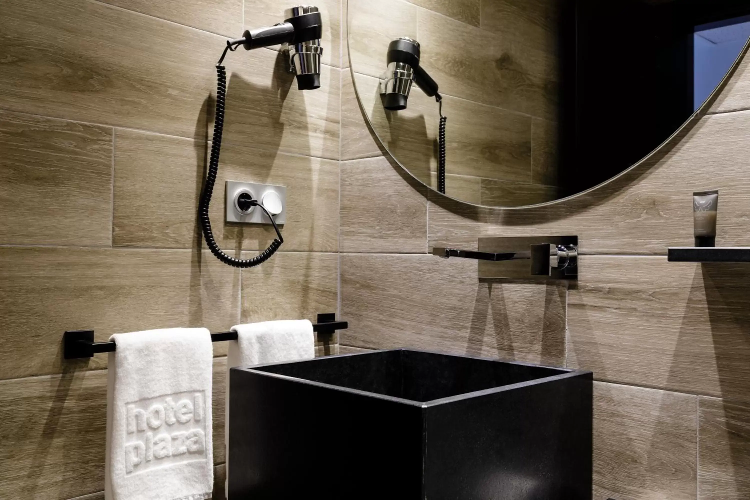 Decorative detail, Bathroom in Suites Pamplona Plaza