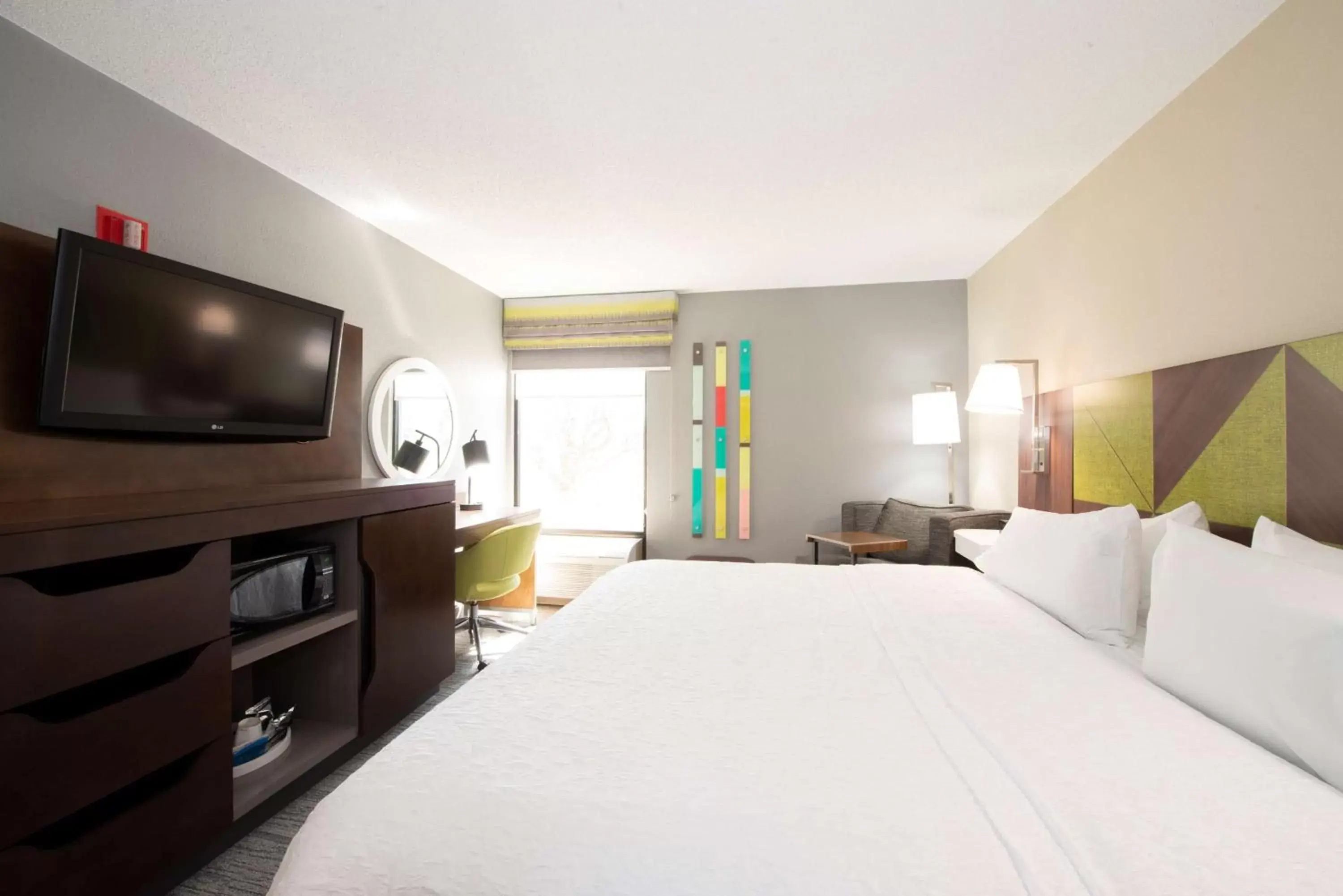 Bed, TV/Entertainment Center in Hampton Inn Hotel Atlanta-Southlake