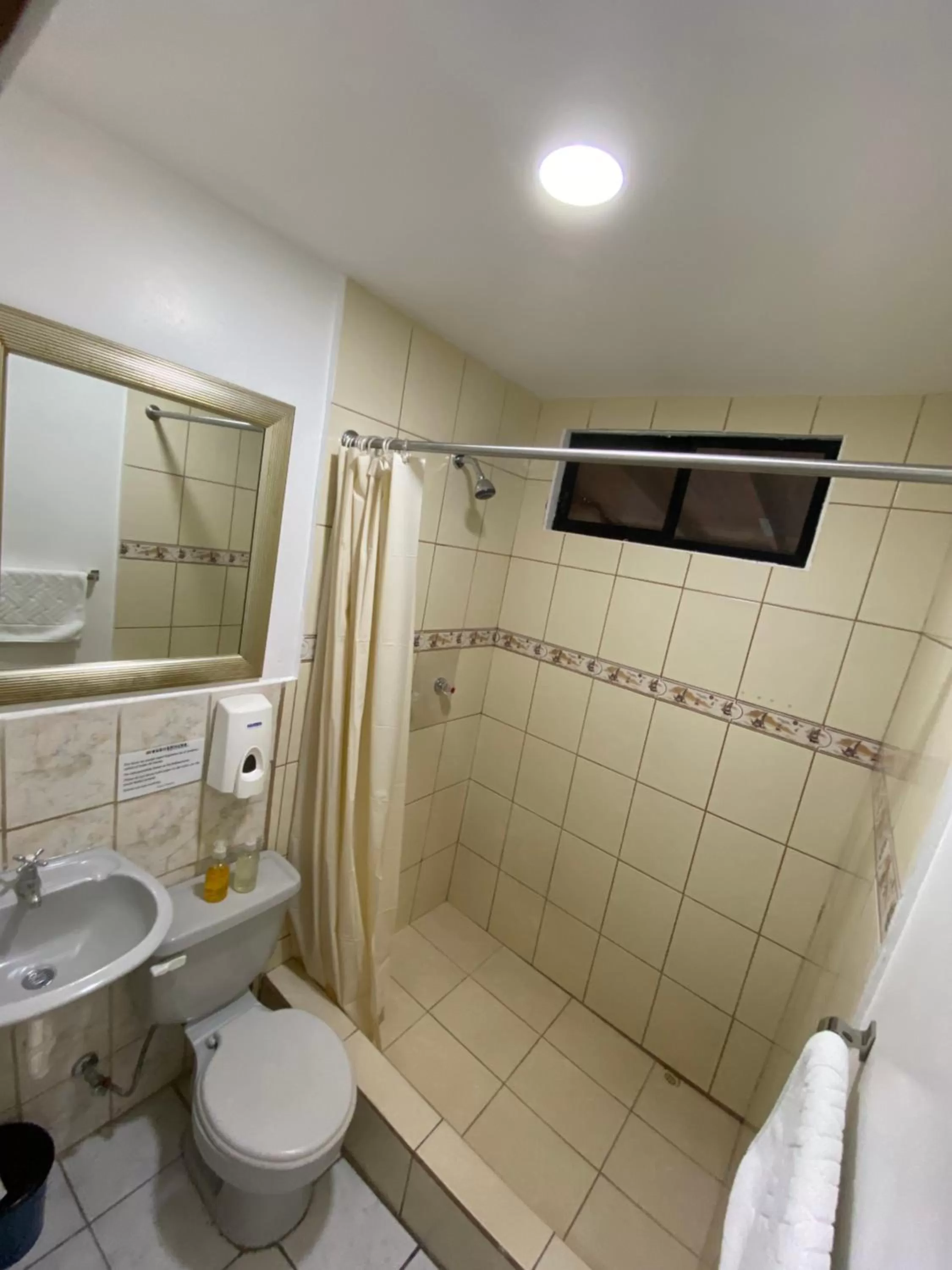 Bathroom in La Peregrina Galapagos B&B