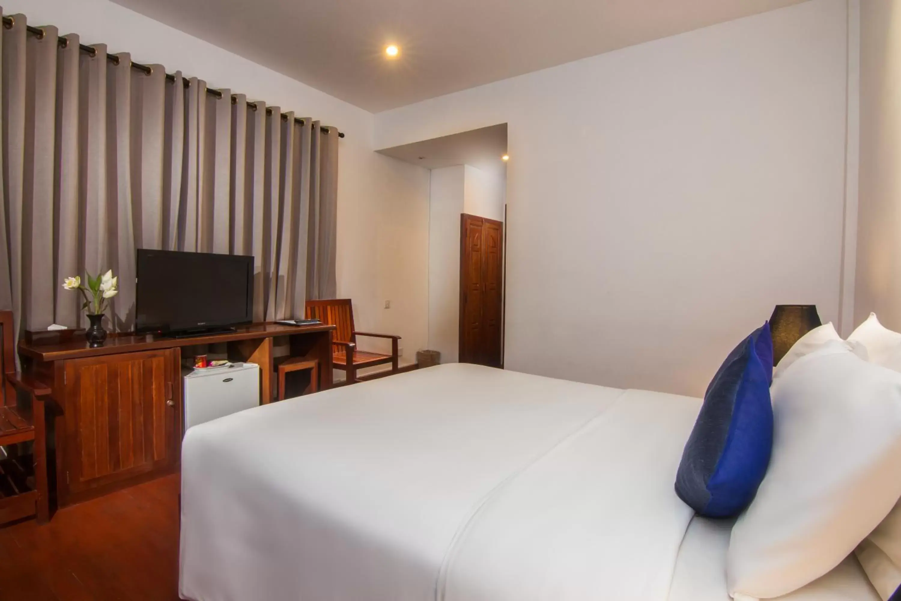 Photo of the whole room, Bed in Apsara Centrepole Hotel