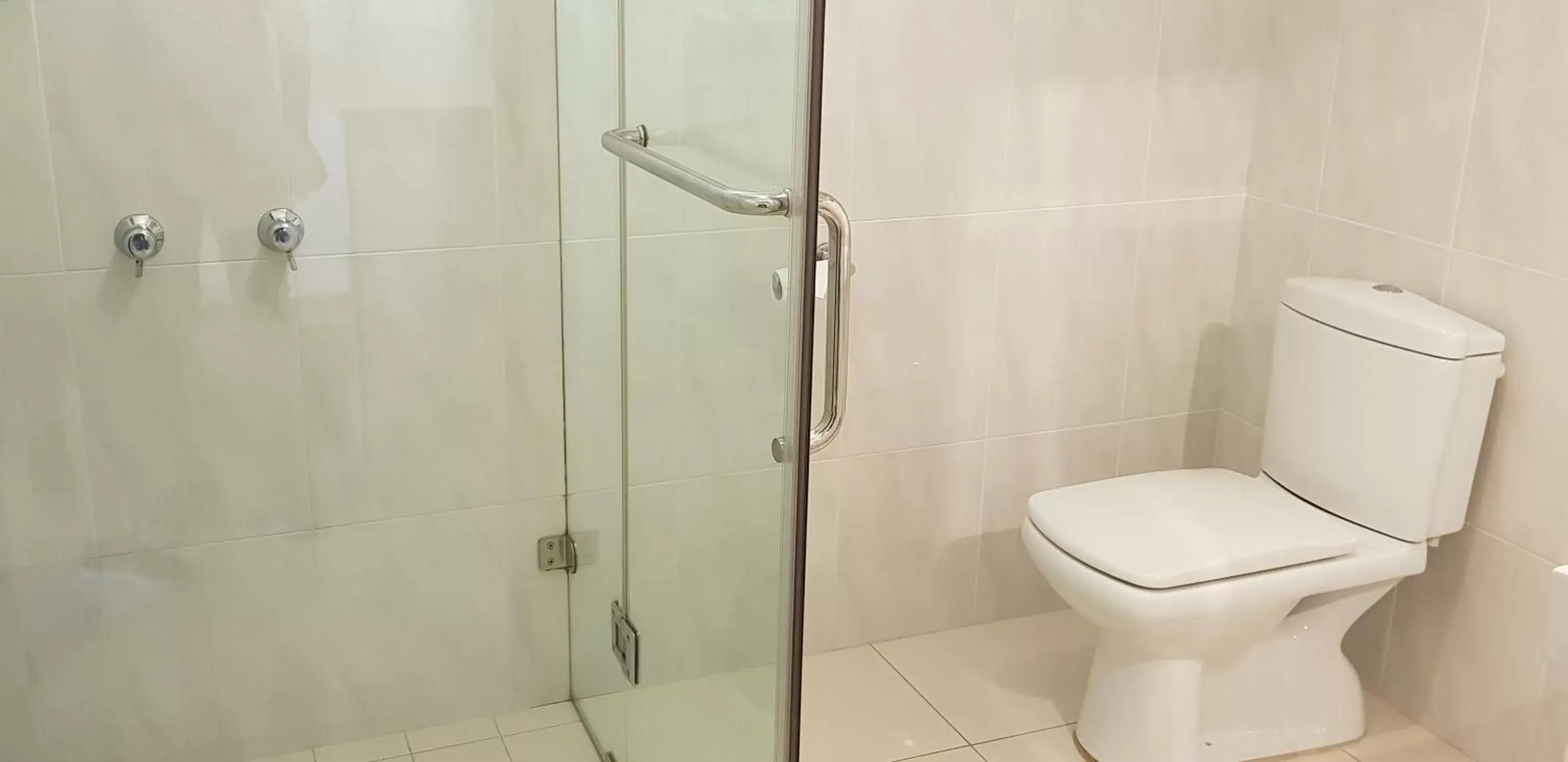 Shower, Bathroom in The Grand Motel