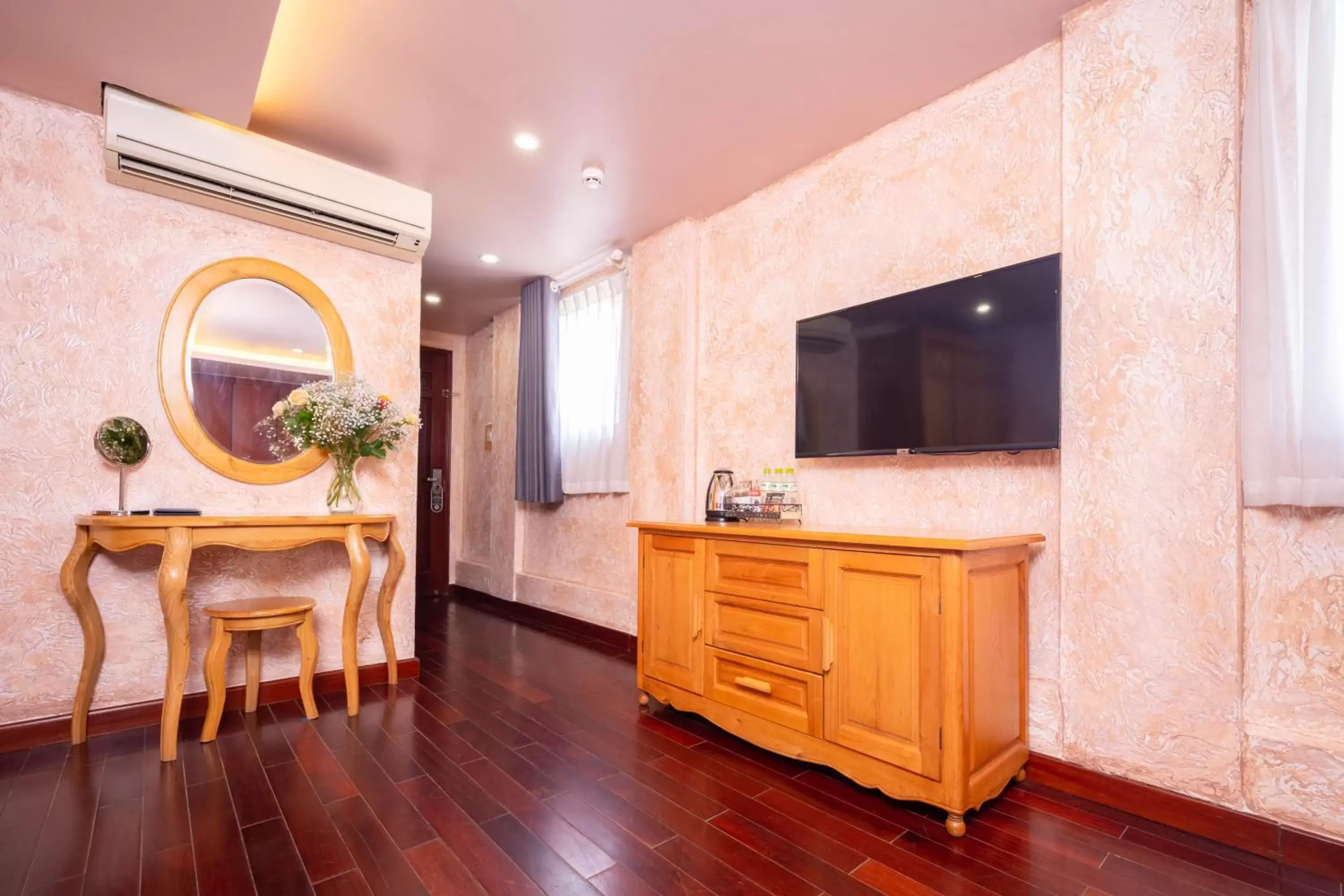 Communal lounge/ TV room, TV/Entertainment Center in Duc Vuong Saigon Hotel - Bui Vien