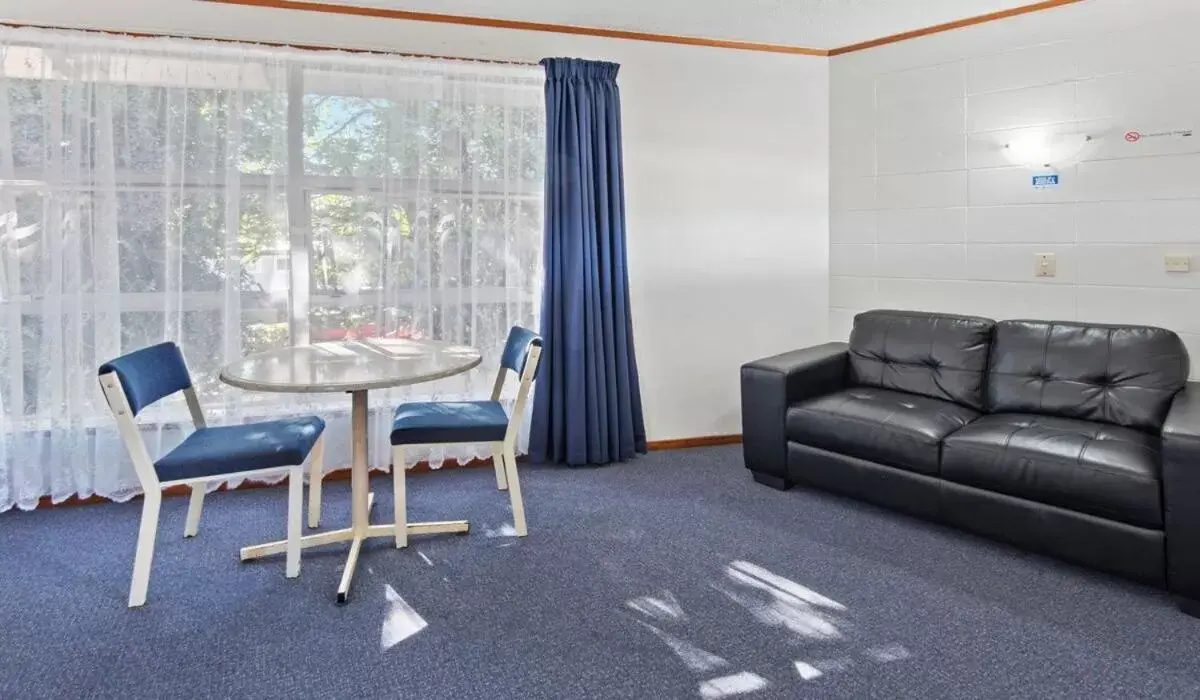 Living room, Seating Area in Motel Six