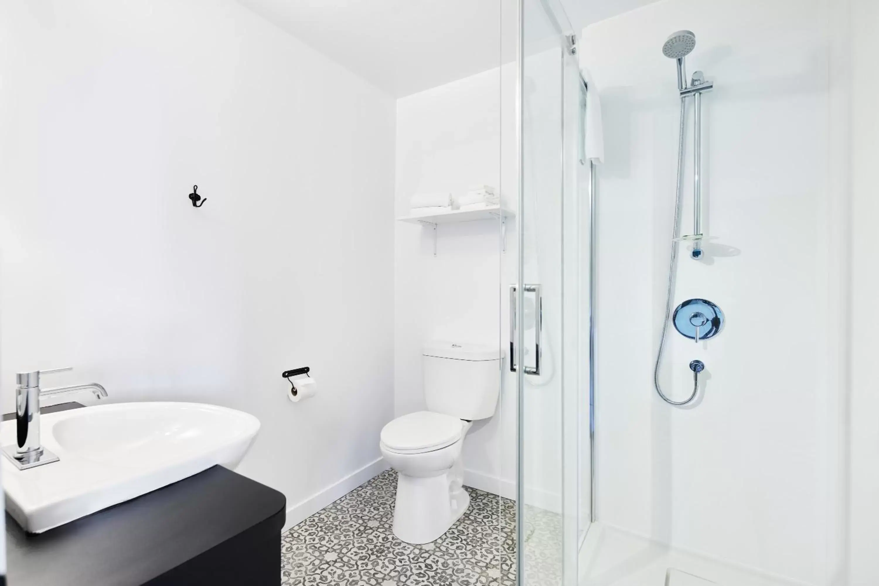 Shower, Bathroom in Beatnik Hotel