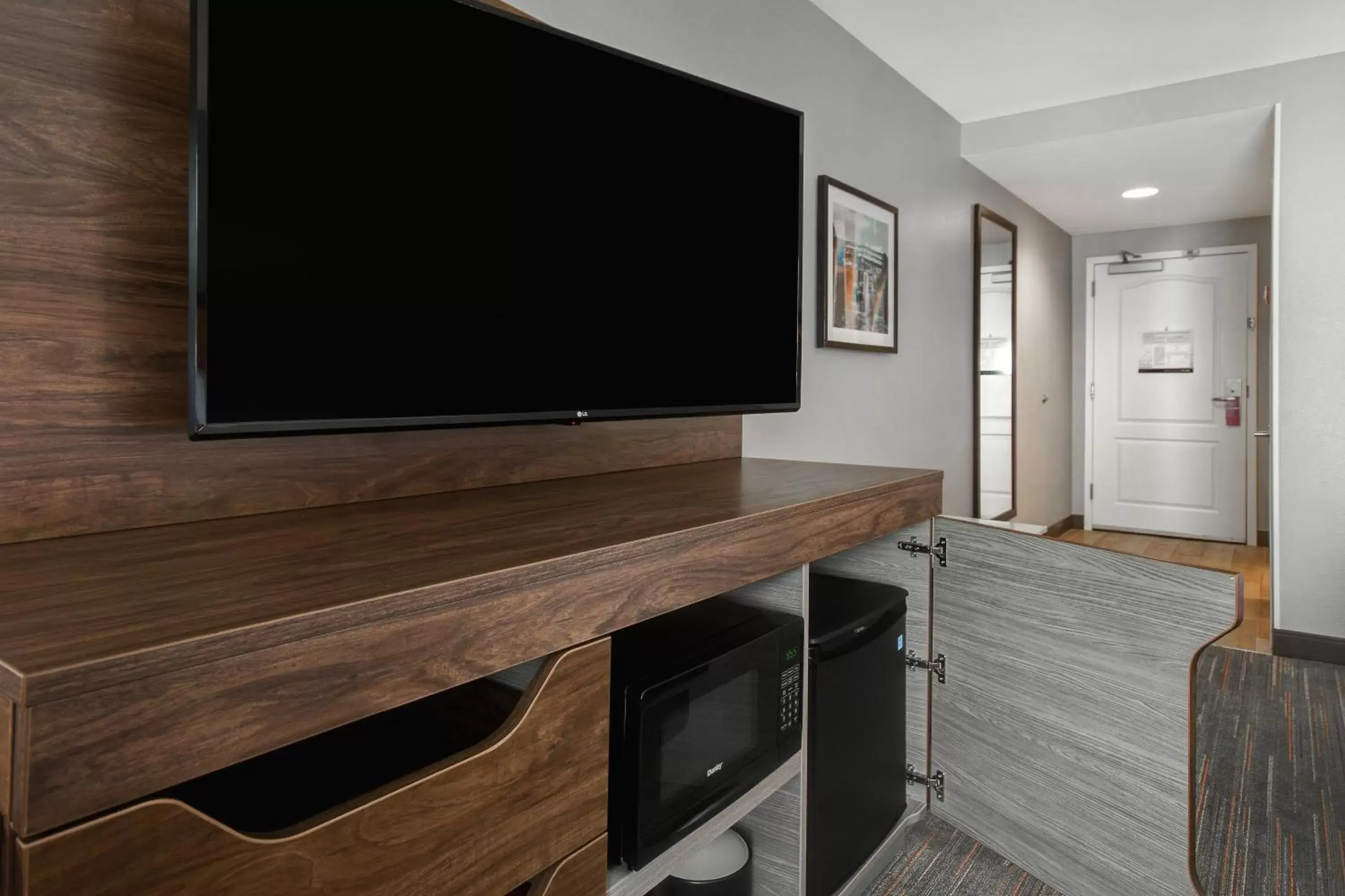 King Room - Hearing Accessible with Roll in Shower in Hampton Inn & Suites Yonkers King Room - Hearing Accessible with Roll in Shower in Hampton Inn & Suites Yonkers