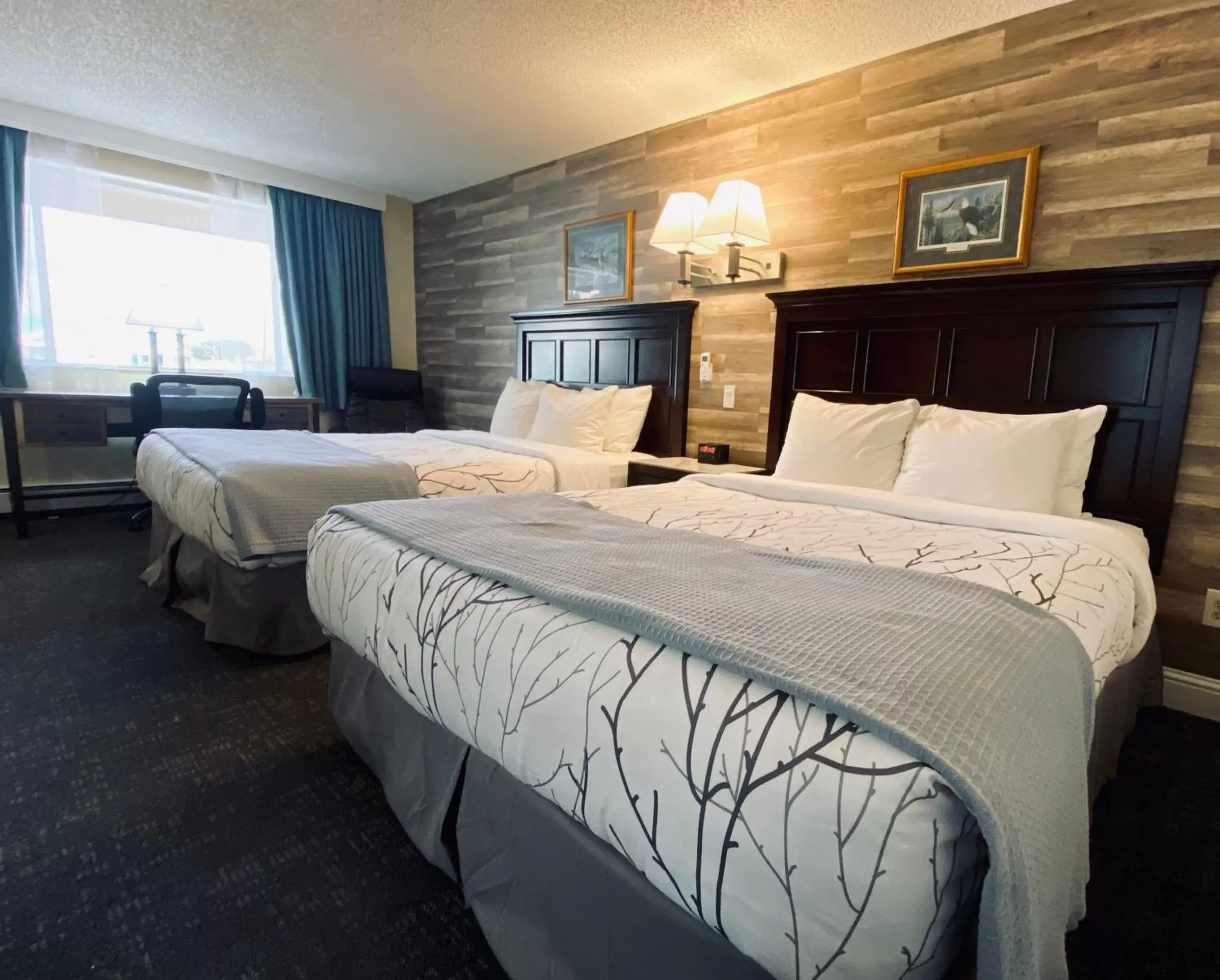 Bed in Salida Inn & Monarch Suites