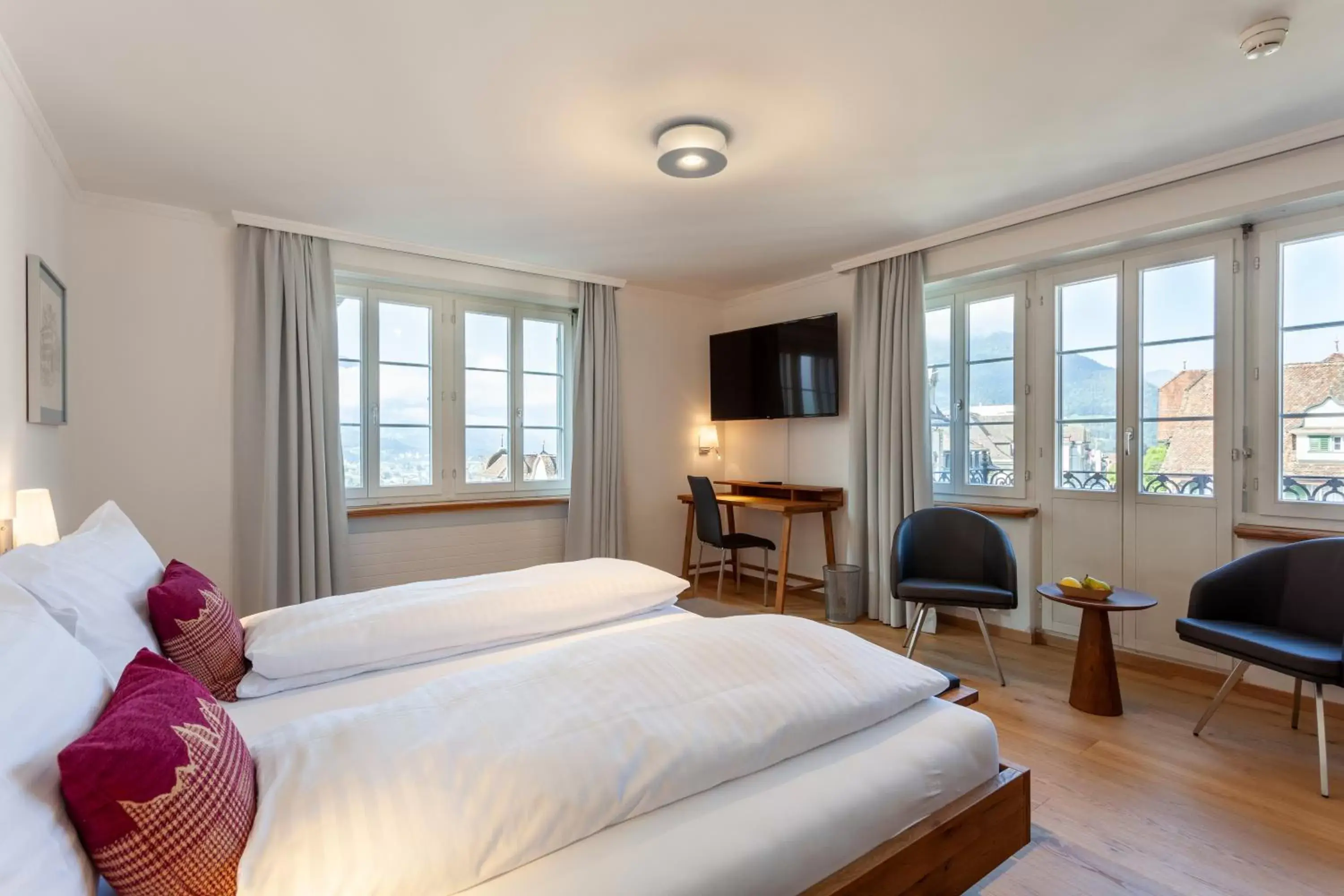 Bed in Wysses Rössli Swiss Quality Hotel
