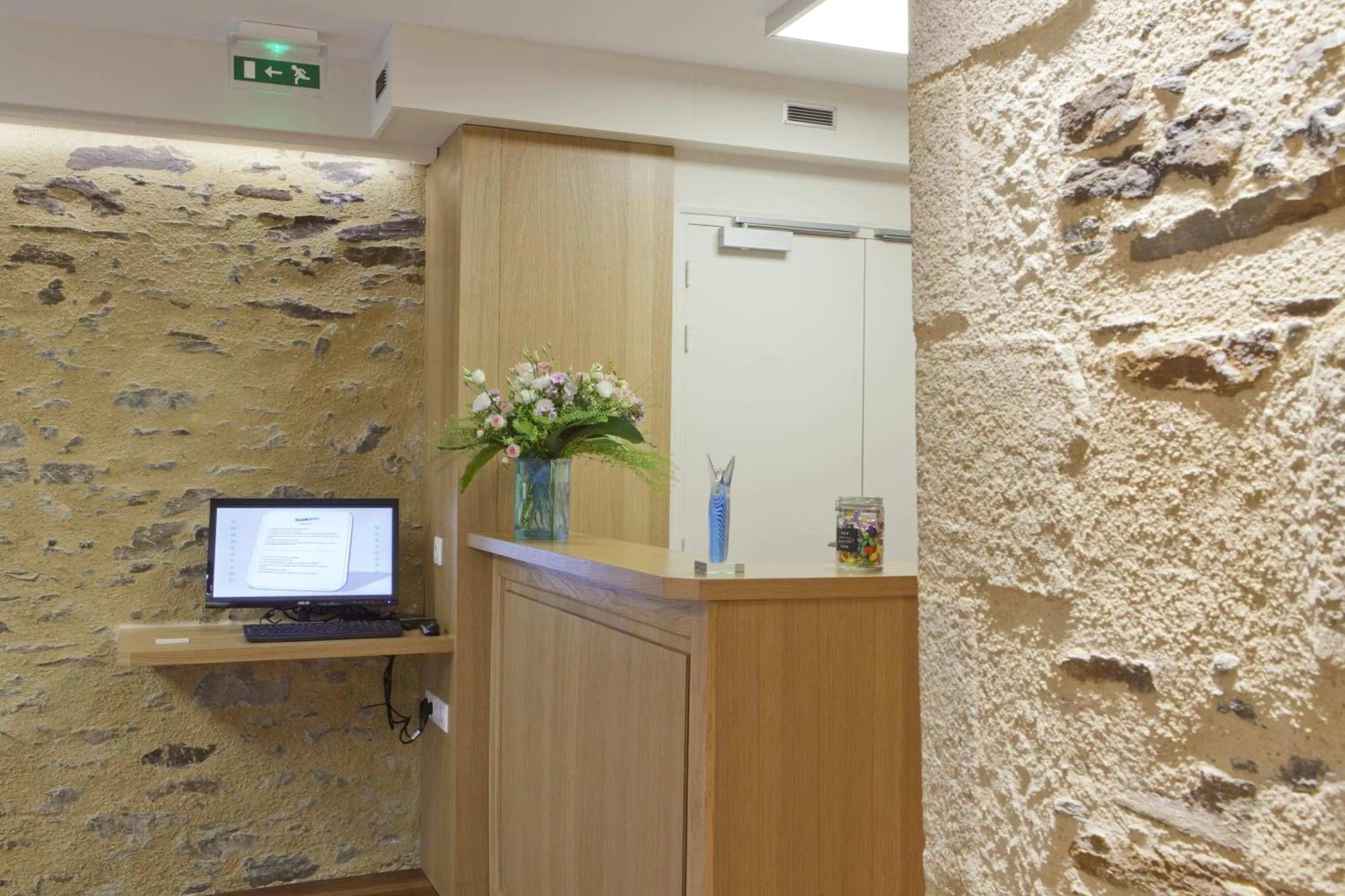 Lobby or reception in Logis Hôtel Duquesne