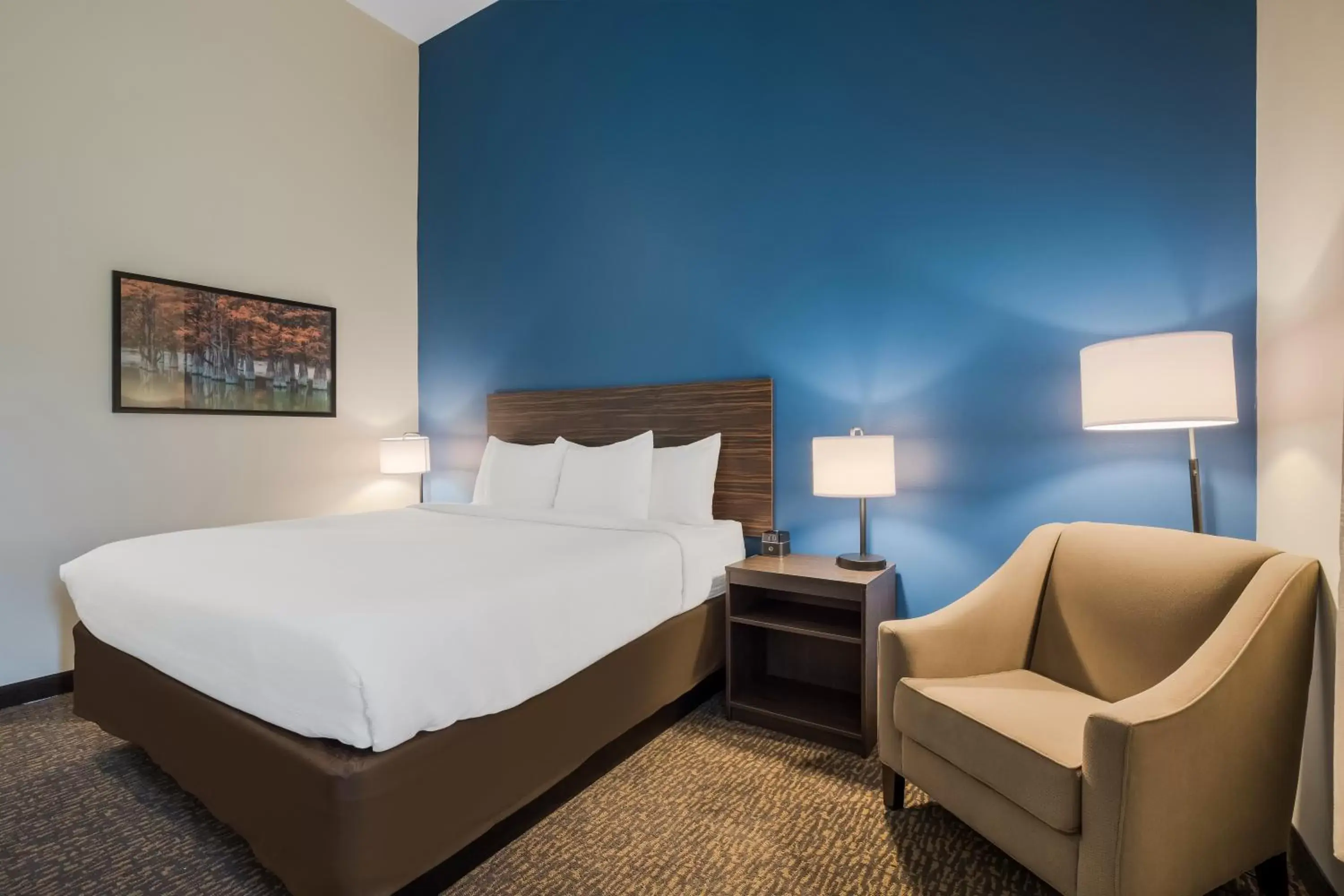 Bed in La Quinta Inn & Suites by Wyndham Sulphur