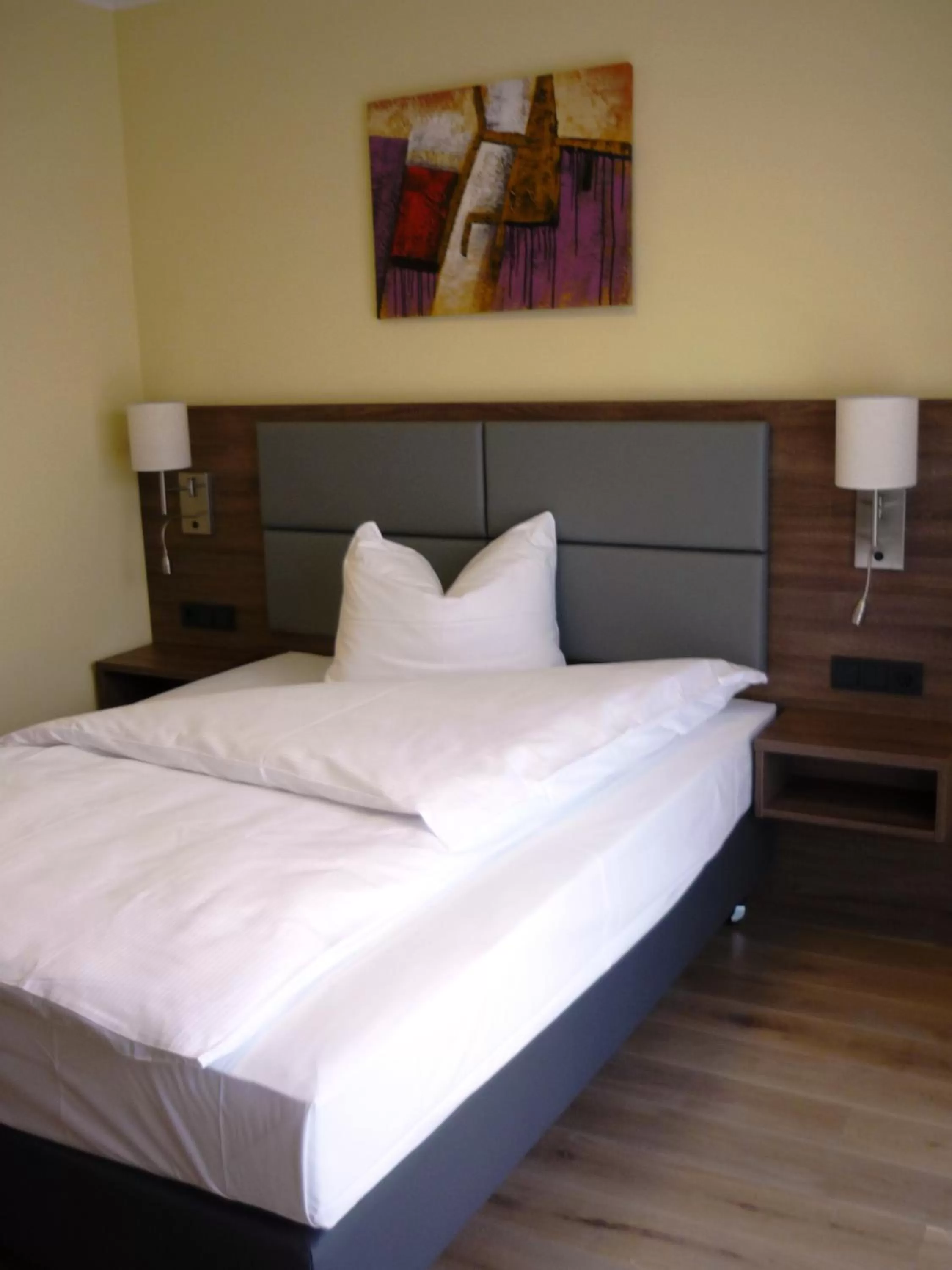 Bed in Naam Hotel & Apartments Frankfurt City-Messe Airport