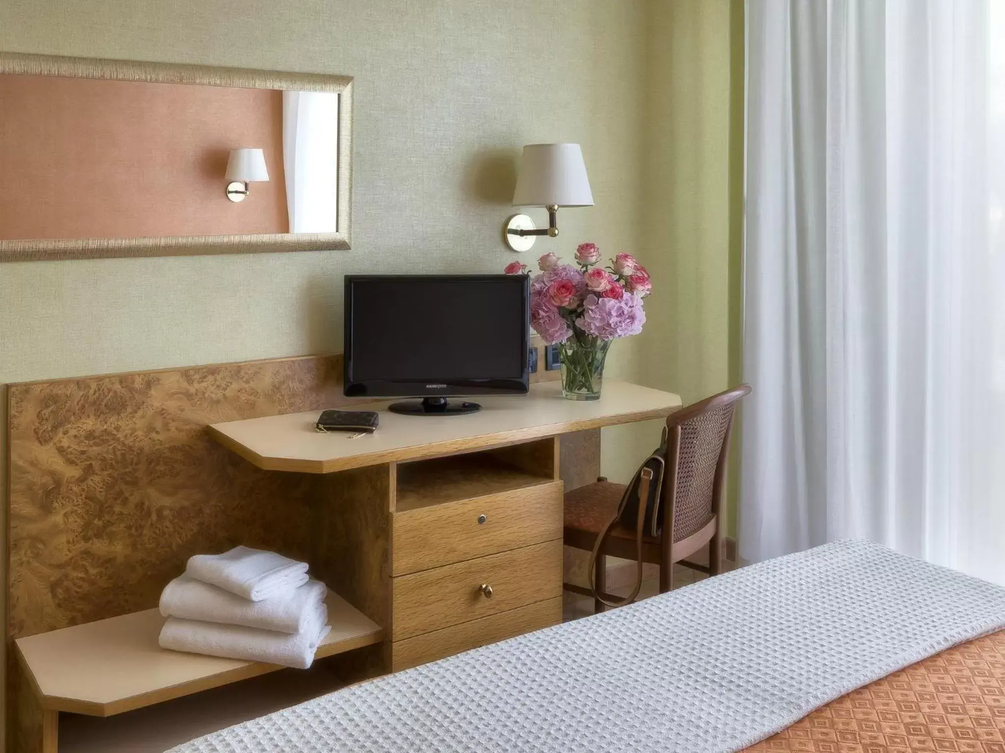 Bed, TV/Entertainment Center in Parioli Hotel Rimini
