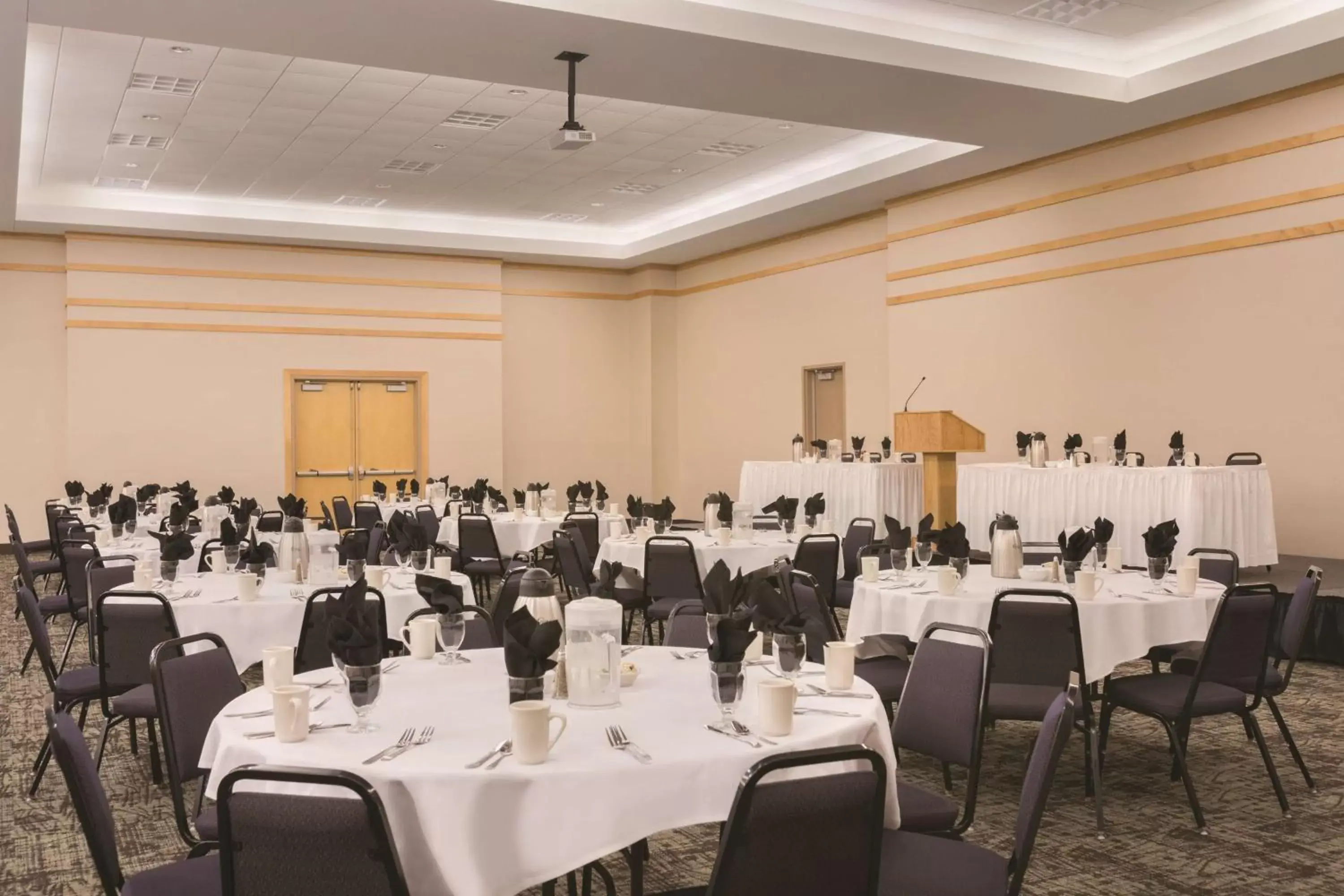 On site, Restaurant/Places to Eat in Country Inn & Suites by Radisson, Fergus Falls, MN