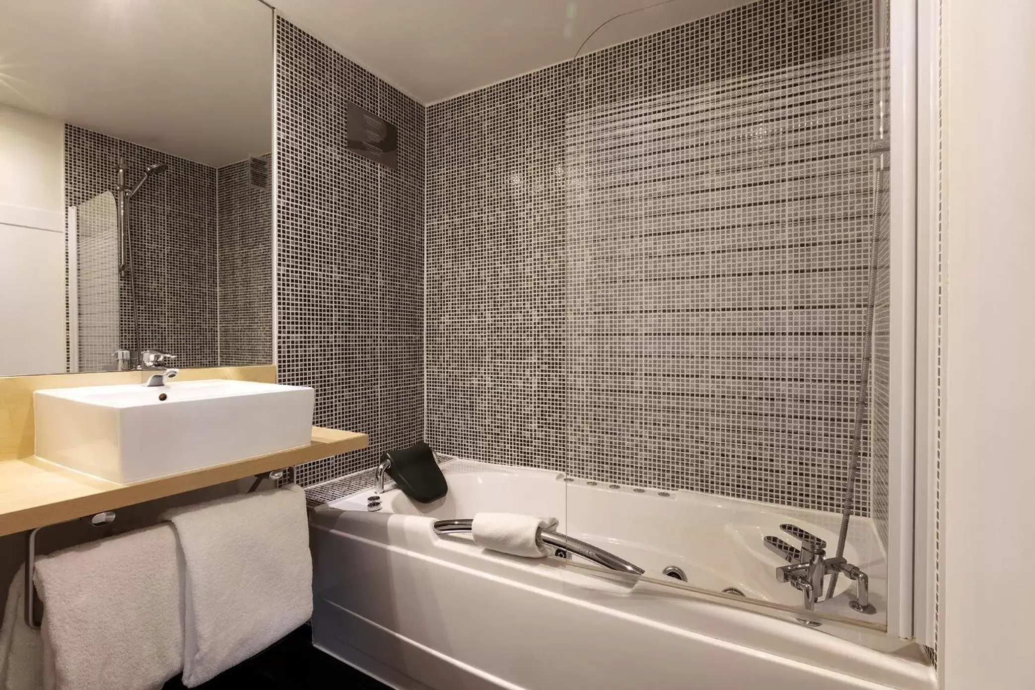 Hot Tub, Bathroom in Hotel & Aparthotel Alize Mouscron