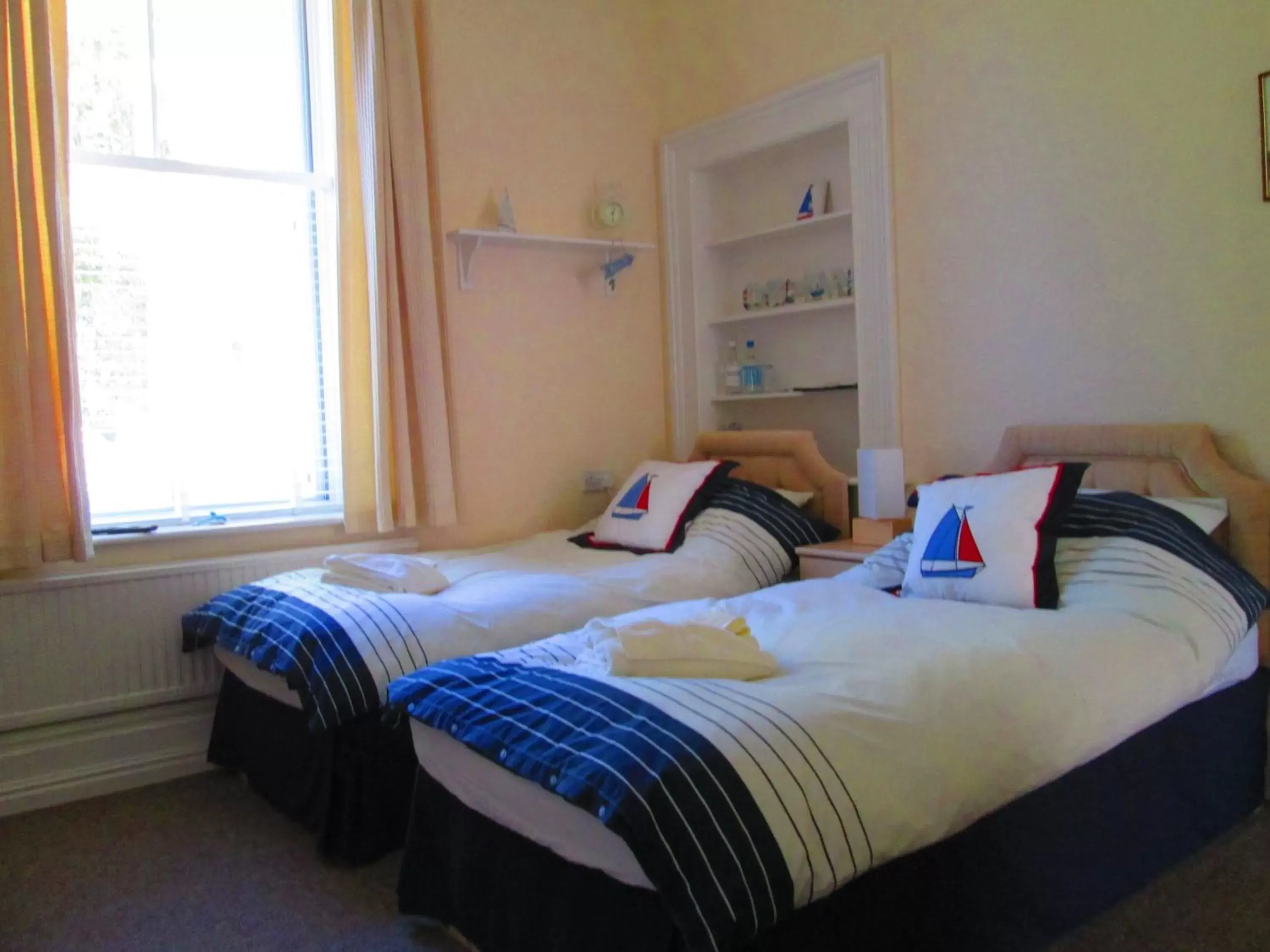 Shower, Bed in Weston Manor