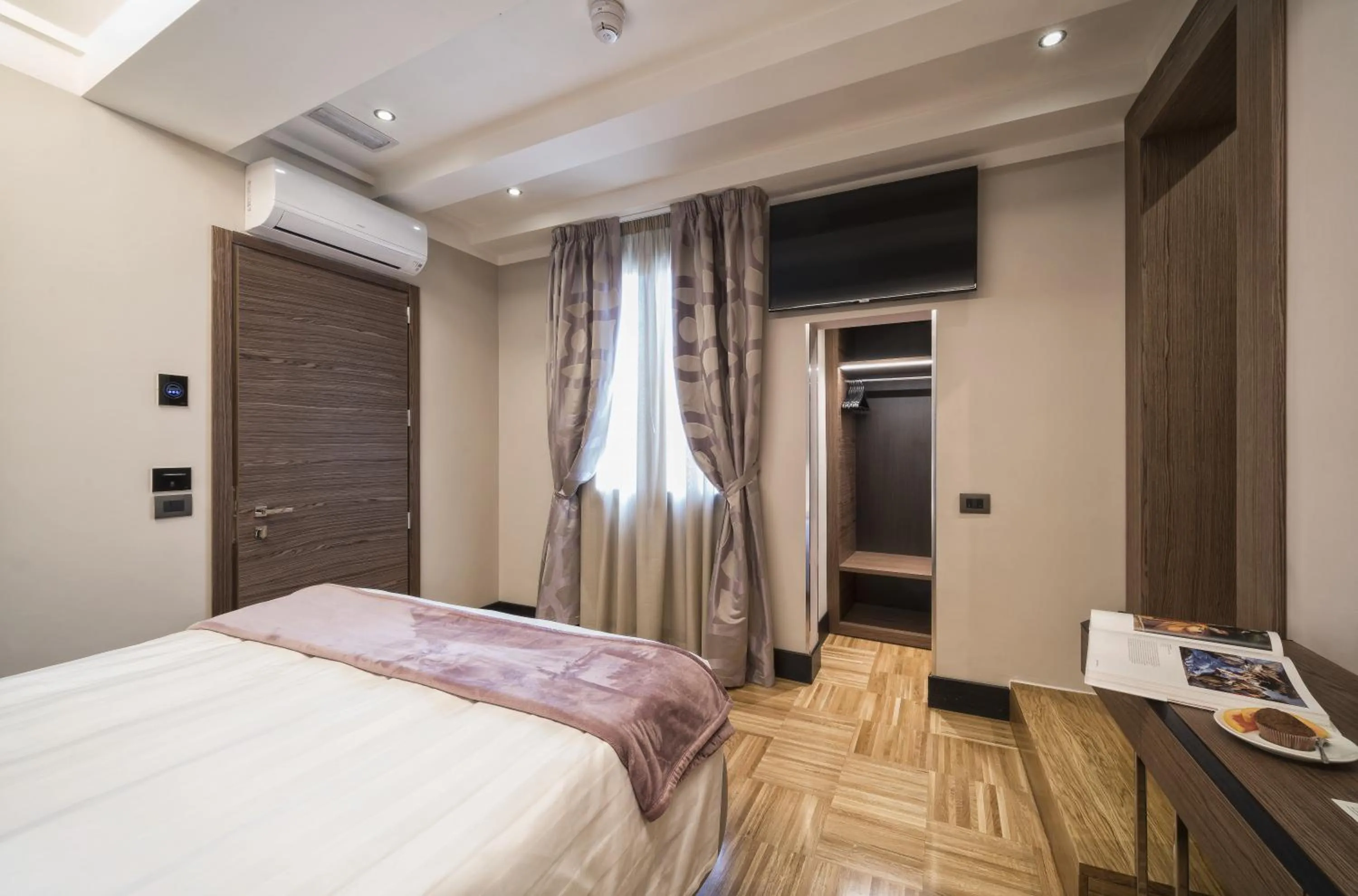 TV and multimedia, Bed in Solo Experience Hotel