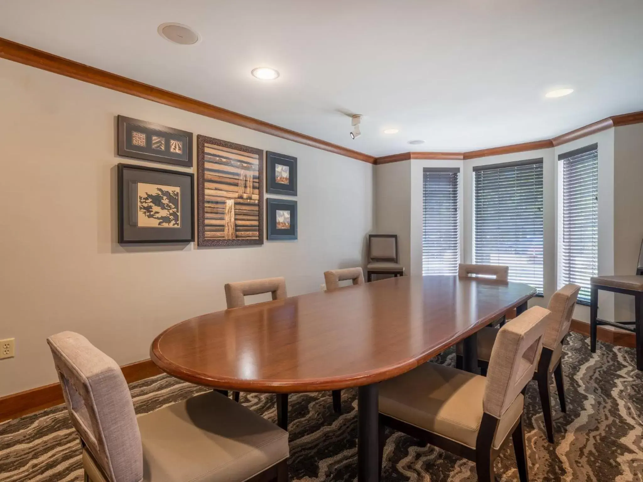 Meeting/conference room, Dining Area in Staybridge Suites Milwaukee Airport South, an IHG Hotel