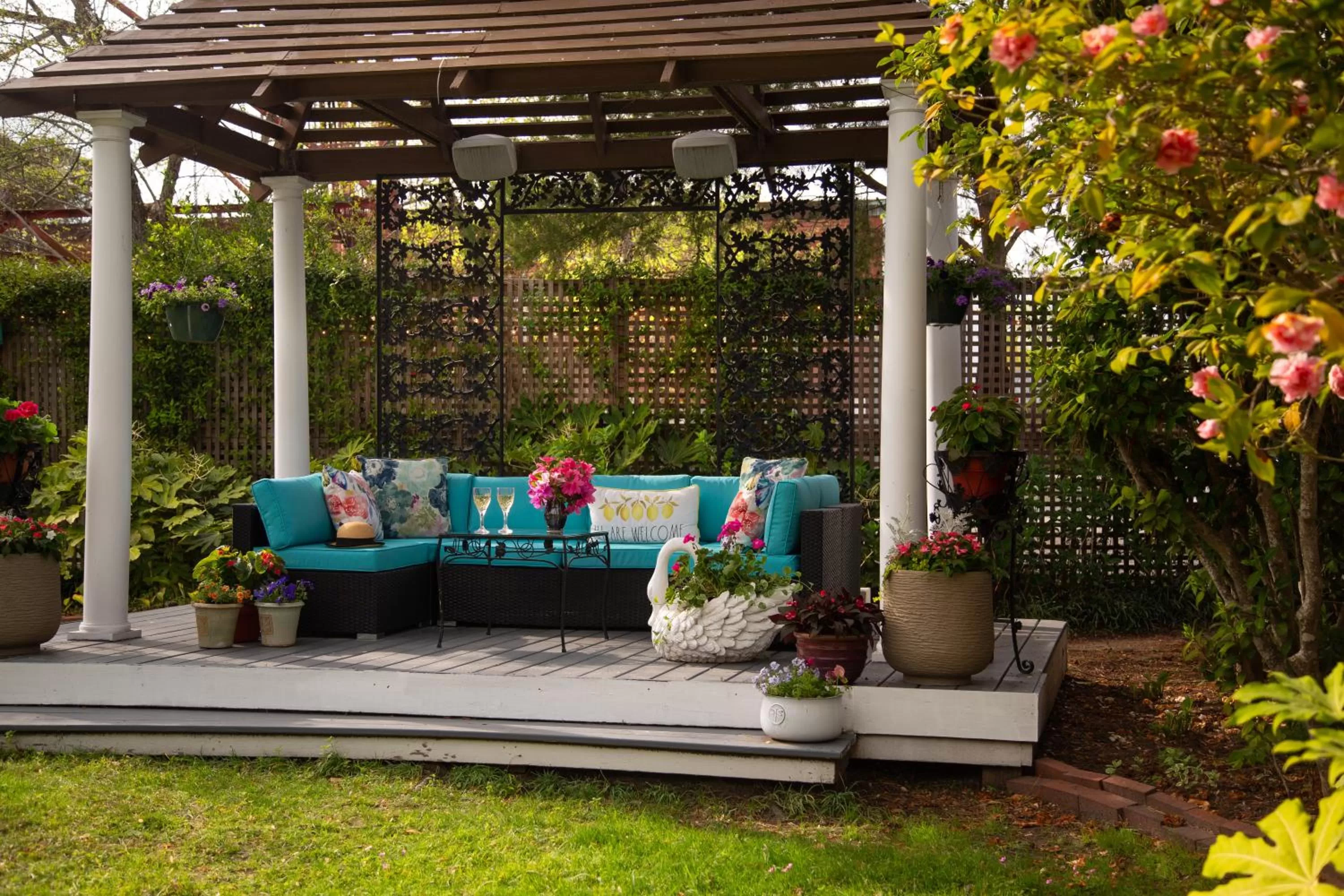 Garden in White Doe Inn Bed & Breakfast