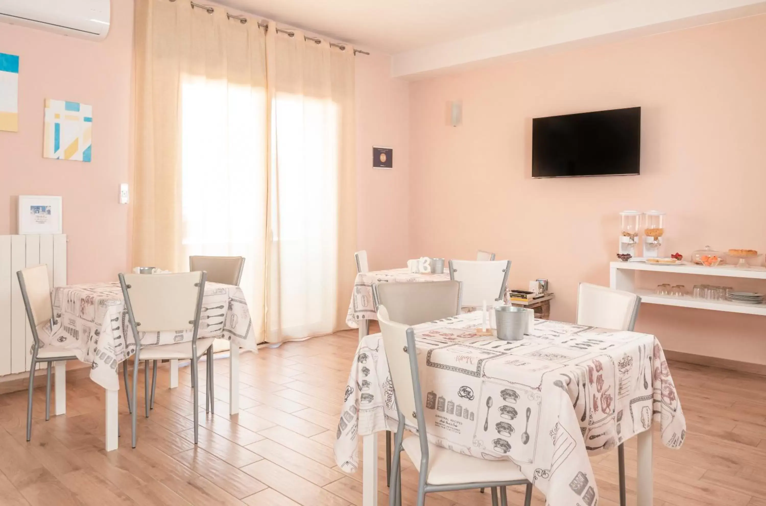 Communal lounge/ TV room, Restaurant/Places to Eat in La Creta b&b
