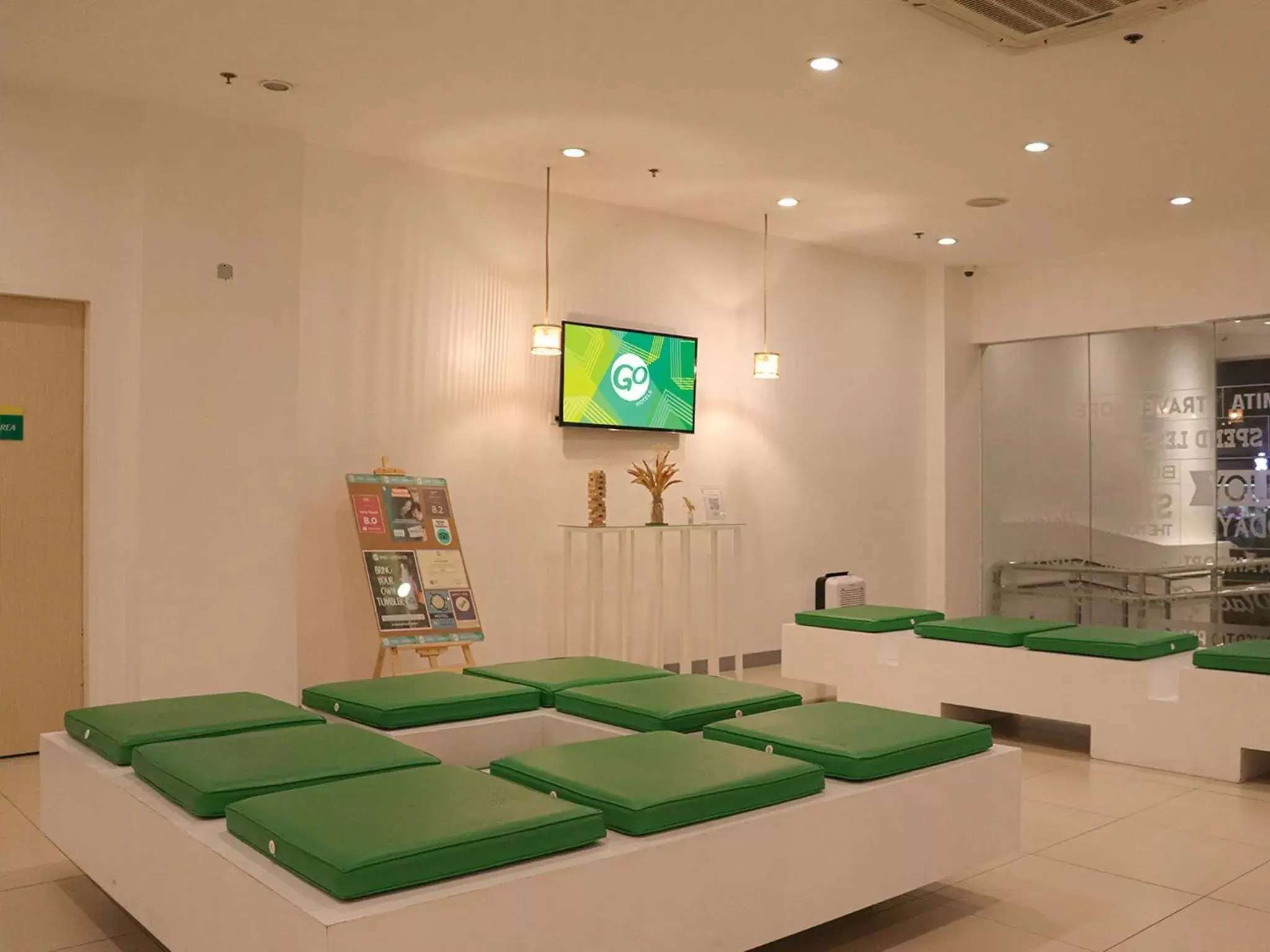 Communal lounge/ TV room in Go Hotels Timog