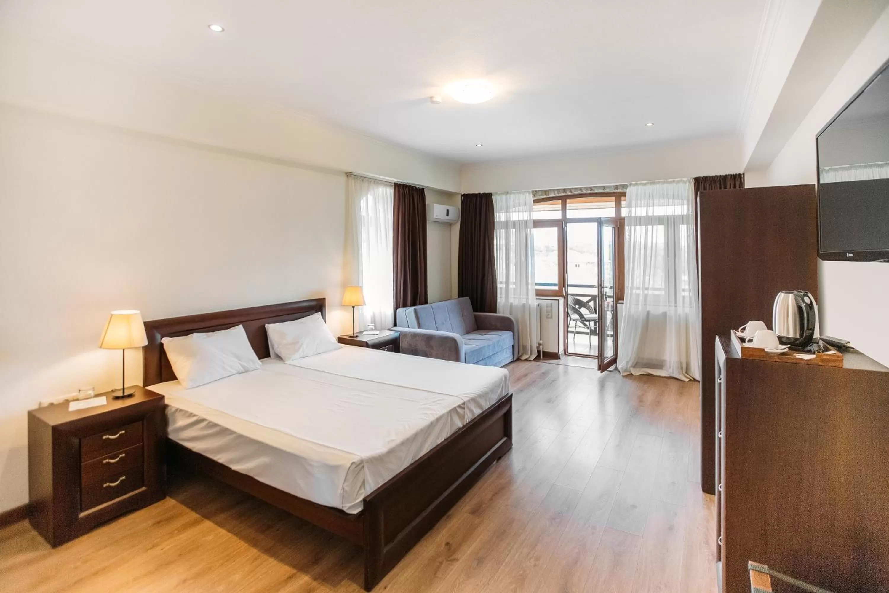 Photo of the whole room, Bed in Schuchmann Wines Château,Villas & SPA