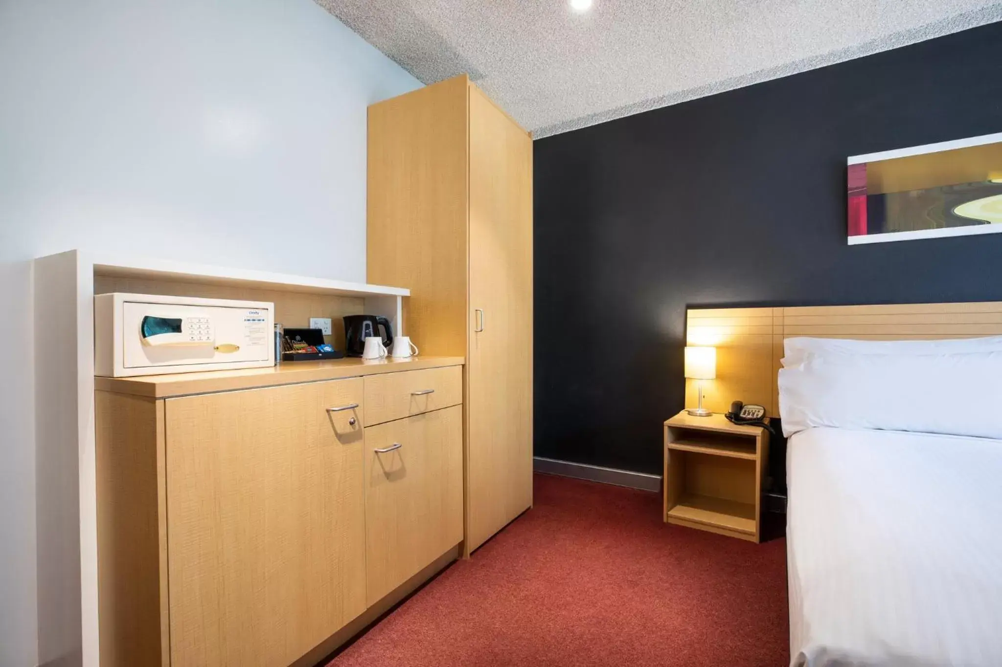 Photo of the whole room, Kitchen/Kitchenette in Holiday Inn Melbourne Airport, an IHG Hotel