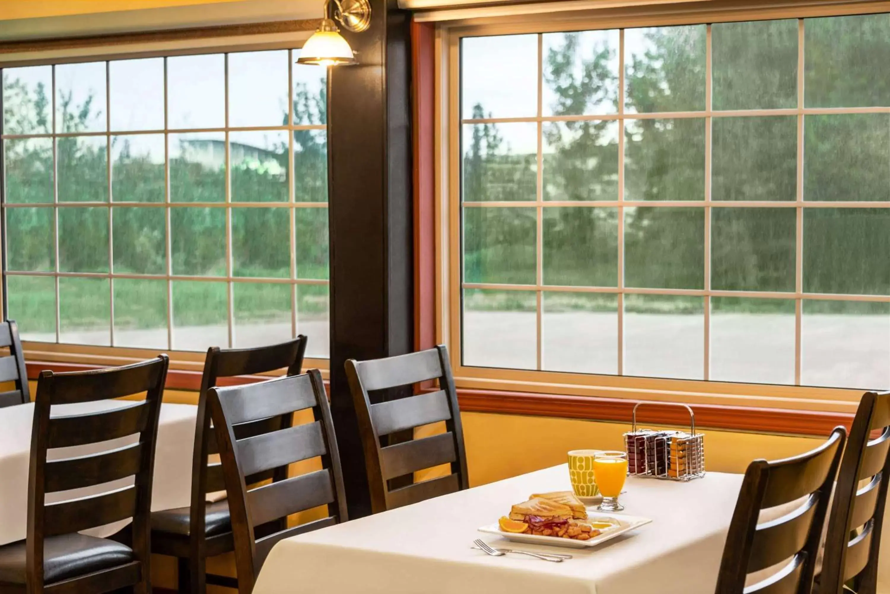 Restaurant/Places to Eat in Travelodge by Wyndham Dawson Creek