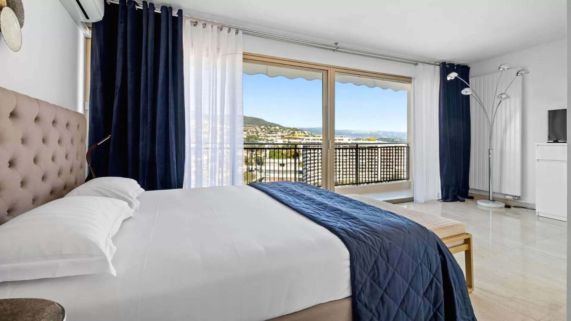 Bed in Cannes Marina Appart Hotel Mandelieu