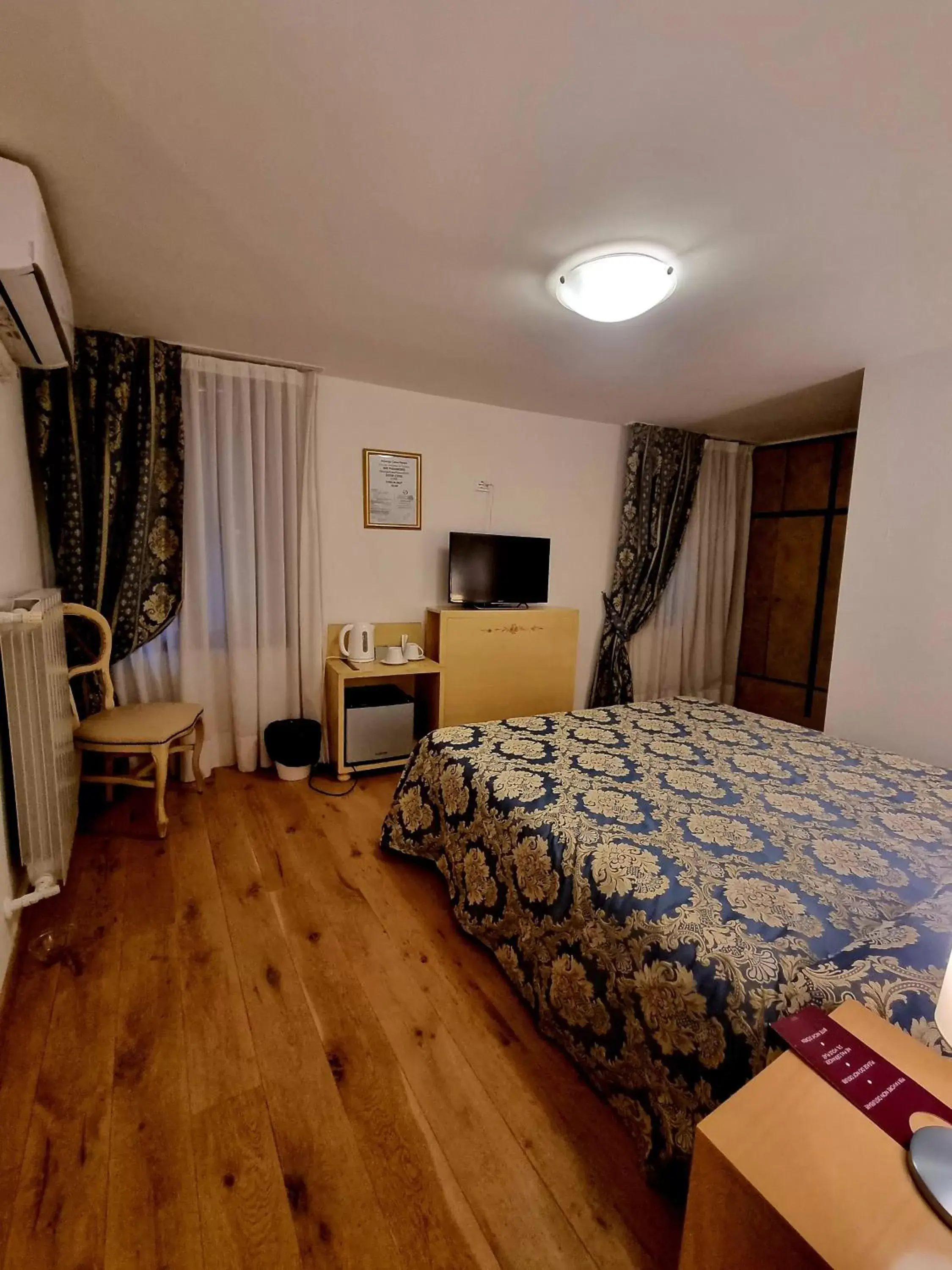 Photo of the whole room, Bed in Albergo Casa Peron