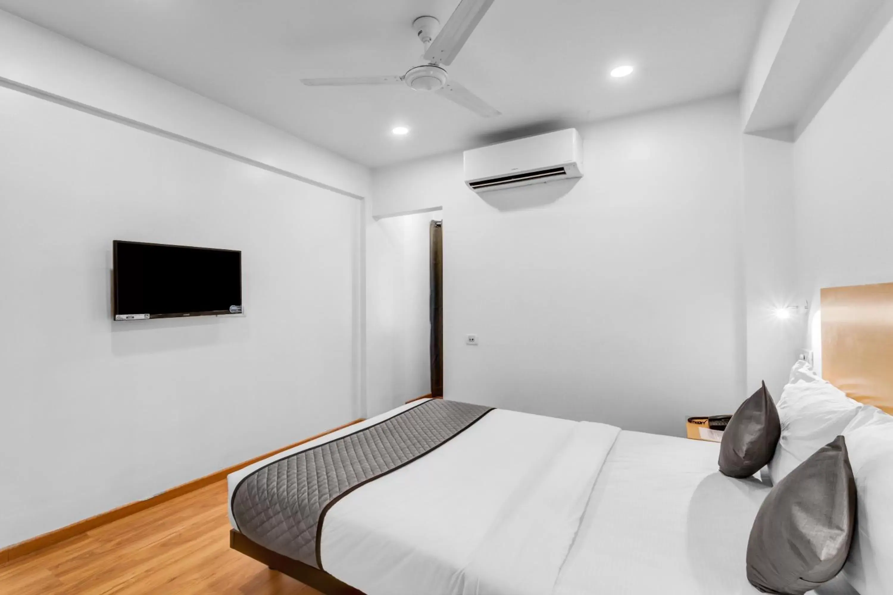 Communal lounge/ TV room, Bed in UPAR Hotels Thoraipakkam, OMR Communal lounge/ TV room, Bed in UPAR Hotels Thoraipakkam, OMR