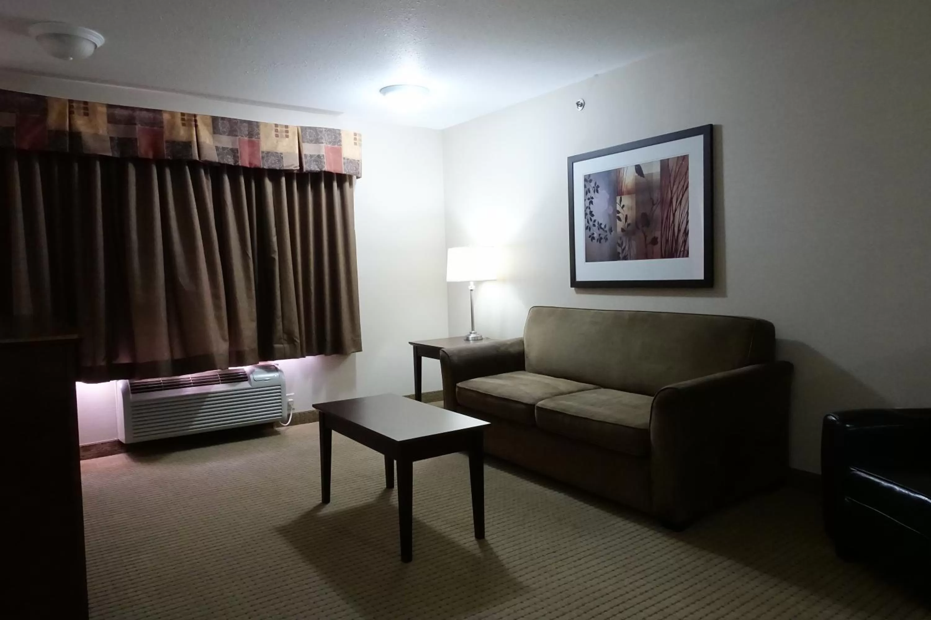 Living room, Bed in Ramada by Wyndham Weyburn