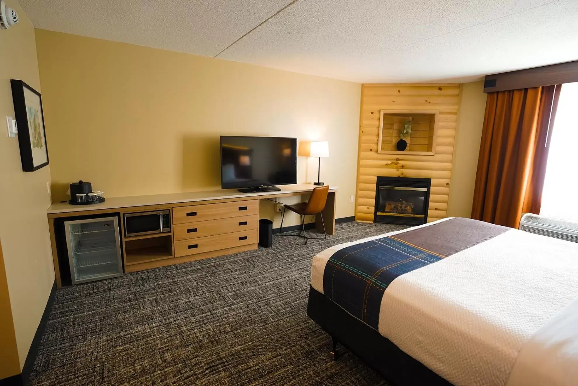 Bedroom, TV/Entertainment Center in Sawmill Creek by Cedar Point Resorts