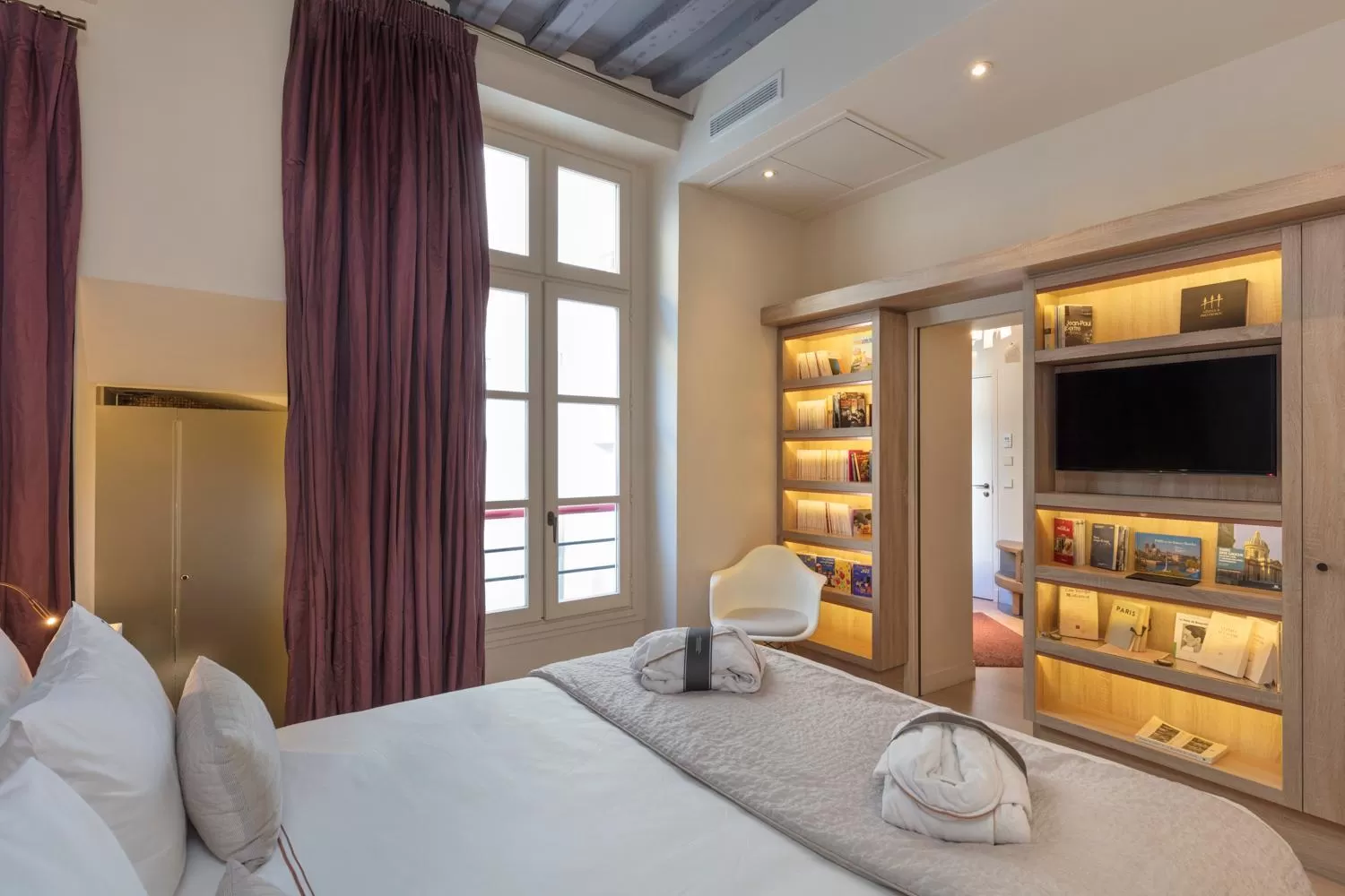 Inner courtyard view, Bed in Hôtel de Lille - Saint-Germain des Près