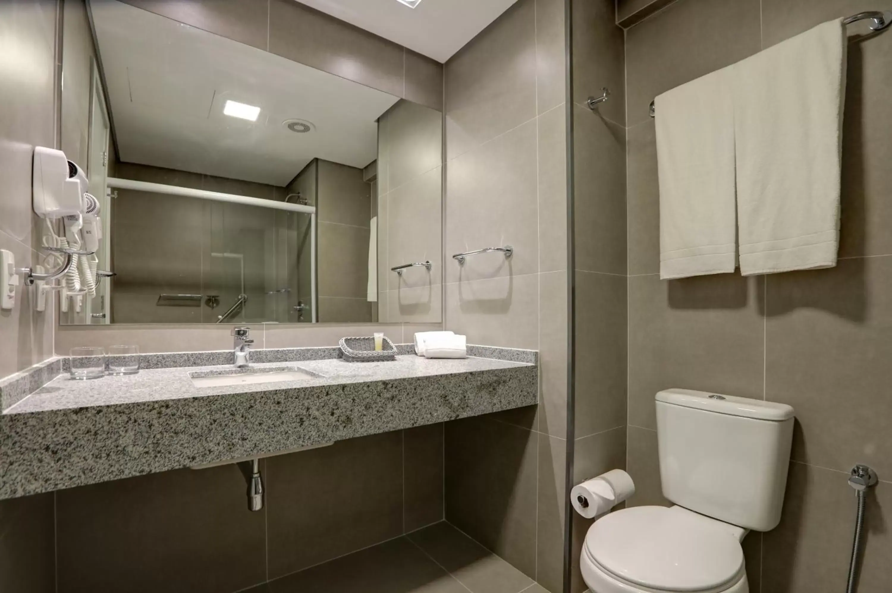 Bathroom in Comfort Hotel Guarulhos Aeroporto Bathroom in Comfort Hotel Guarulhos Aeroporto