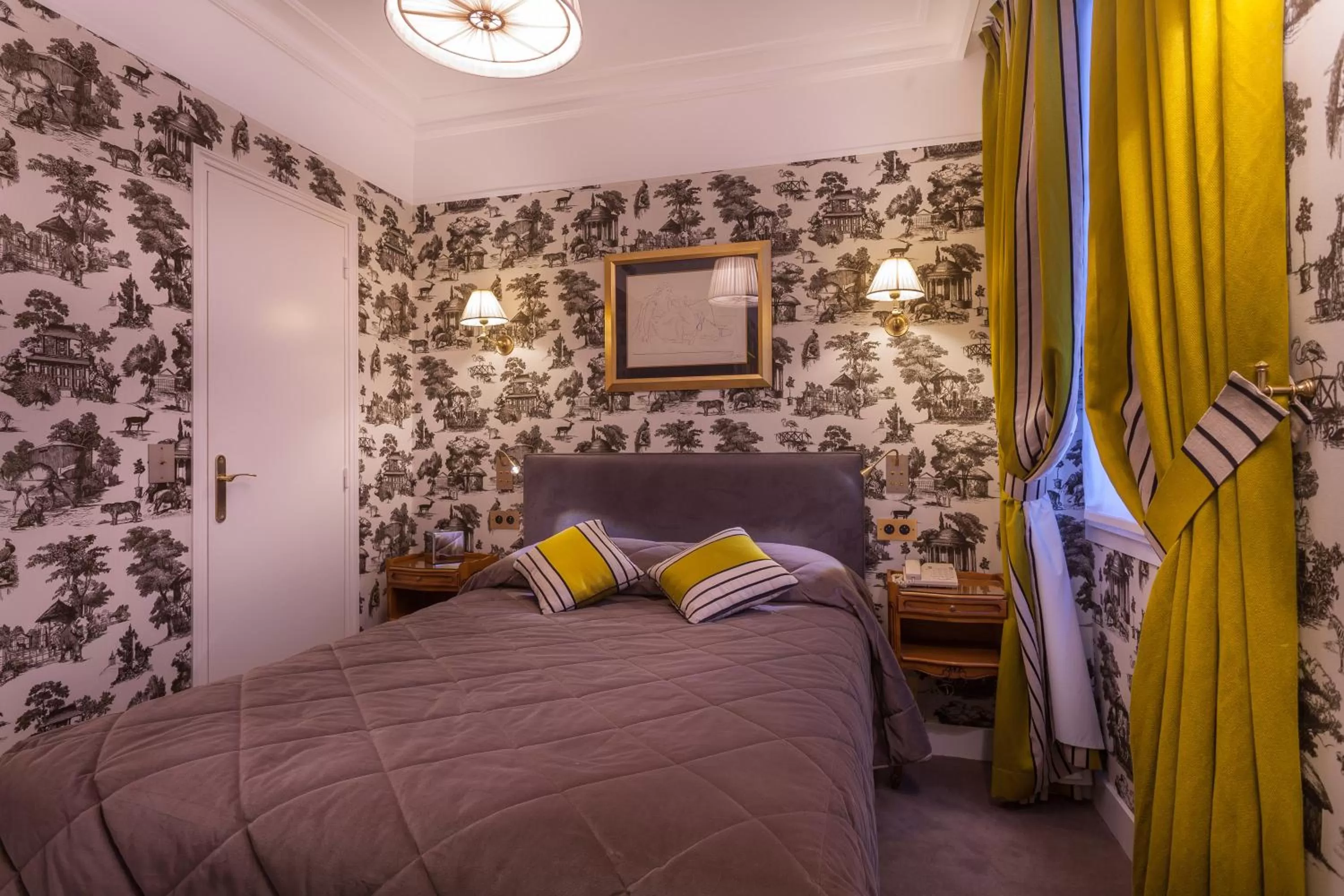 Bed in Grand Hôtel de L'Univers Saint-Germain