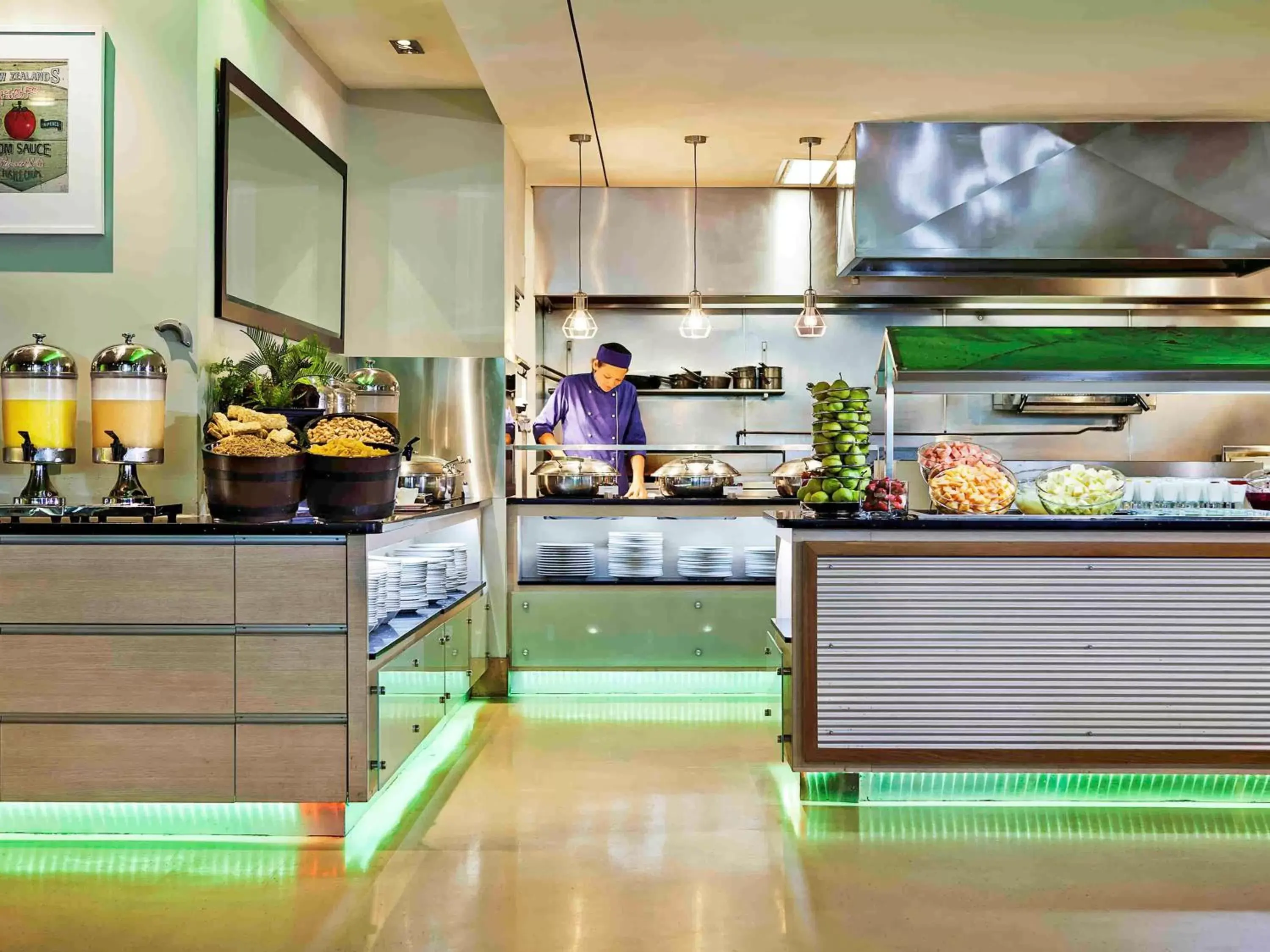 Restaurant/places to eat, Kitchen/Kitchenette in Novotel Auckland Ellerslie